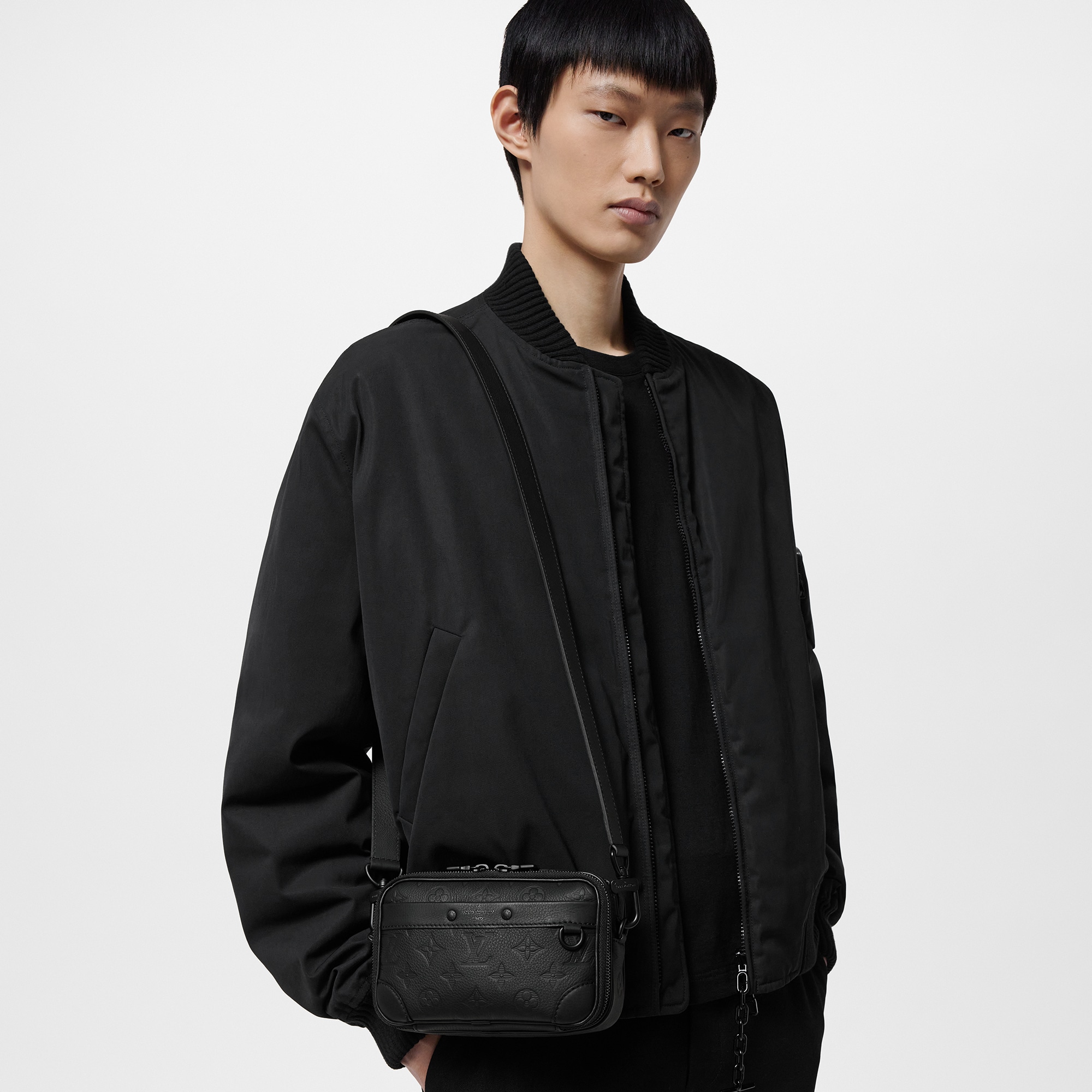 모노그램 섀도우 가방 All Collections 알파 웨어러블 월릿 | 루이비통 공식 온라인 스토어® (크게 보기)