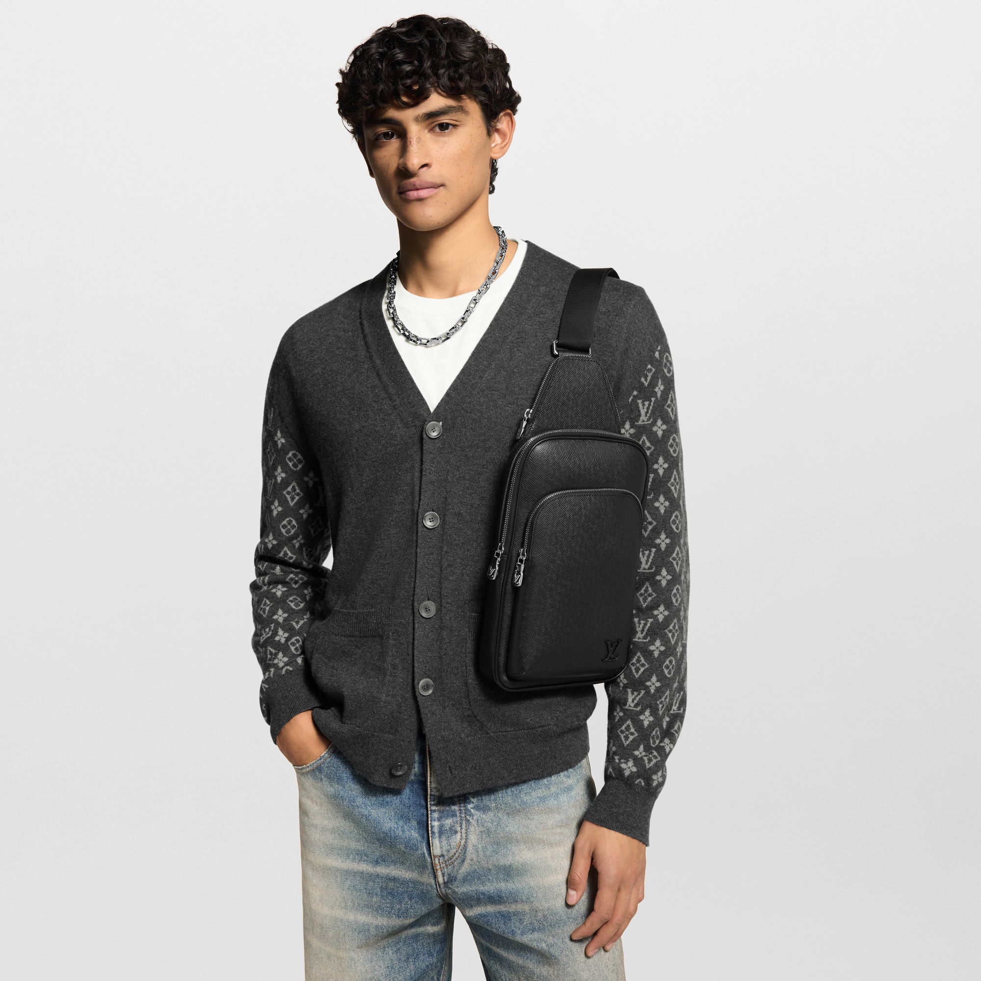 타이가 레더 가방 All Collections 에비뉴 슬링 백 | 루이비통 공식 온라인 스토어® (크게 보기)