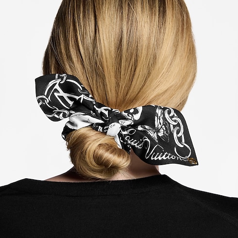 S00 액세서리 헤어 액세서리 블루밍 모노그램 스크런치 | 루이비통 공식 온라인 스토어® (크게 보기)