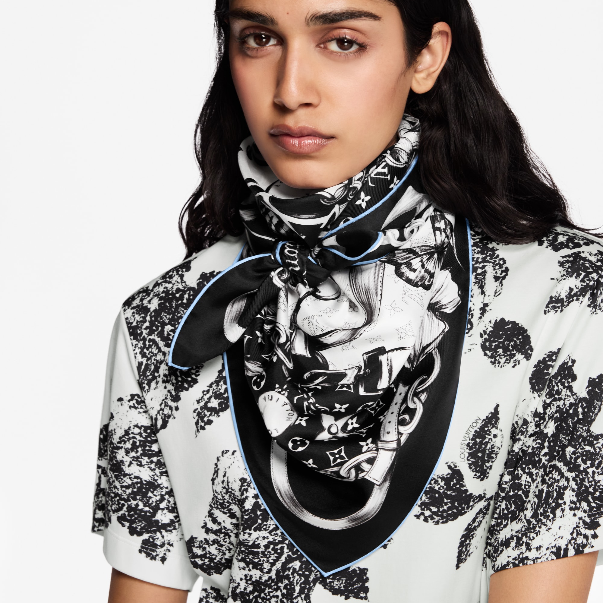 S00 액세서리 실크 스퀘어 & 방도 블루밍 모노그램 스퀘어 90 | 루이비통 공식 온라인 스토어® (크게 보기)