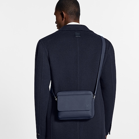 LV Aerogram 남성 가방 신제품 보딩 메신저 | 루이비통 공식 온라인 스토어® (크게 보기)