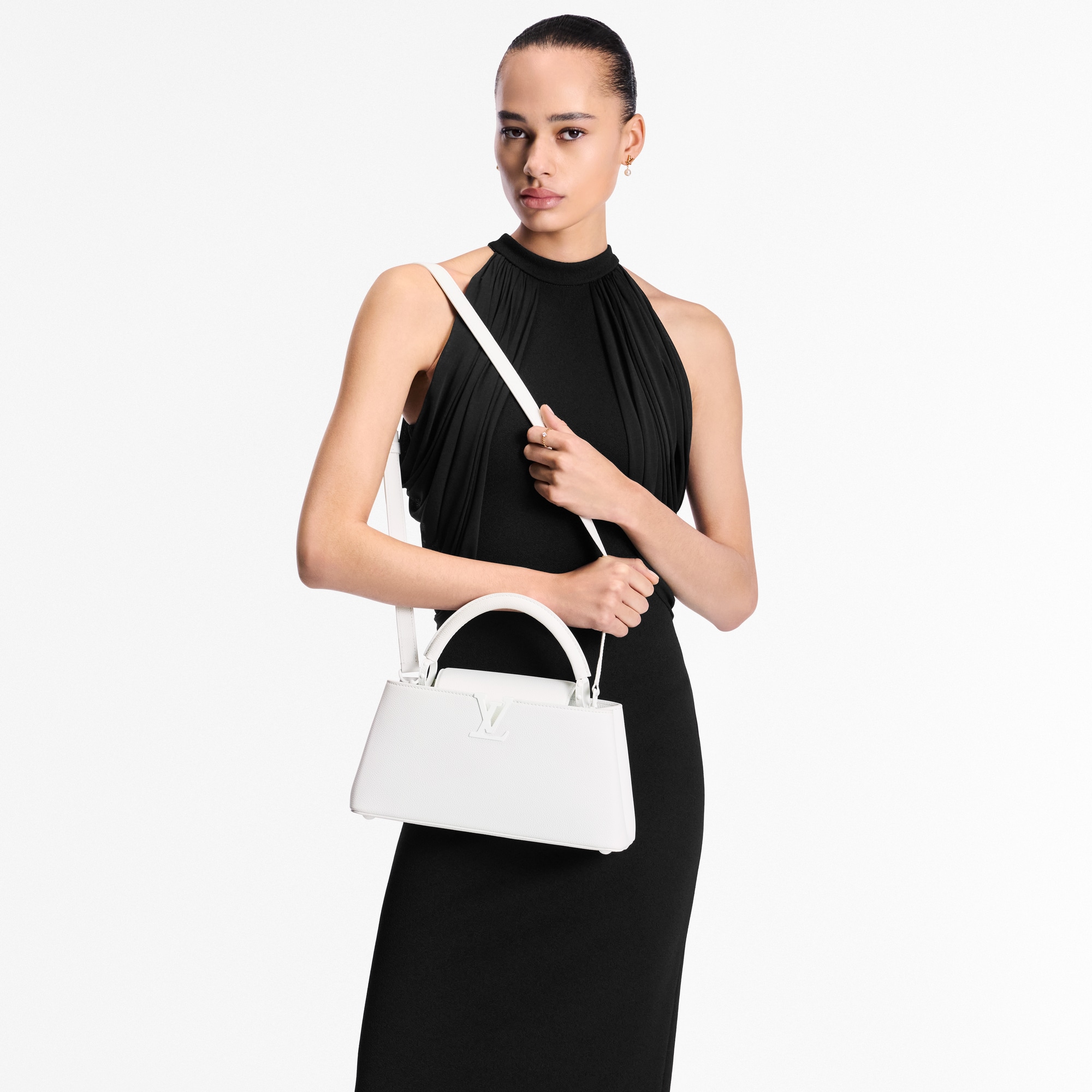 Capucines 핸드백 카퓌신 카퓌신 이스트 웨스트 MM | 루이비통 공식 온라인 스토어® (크게 보기)