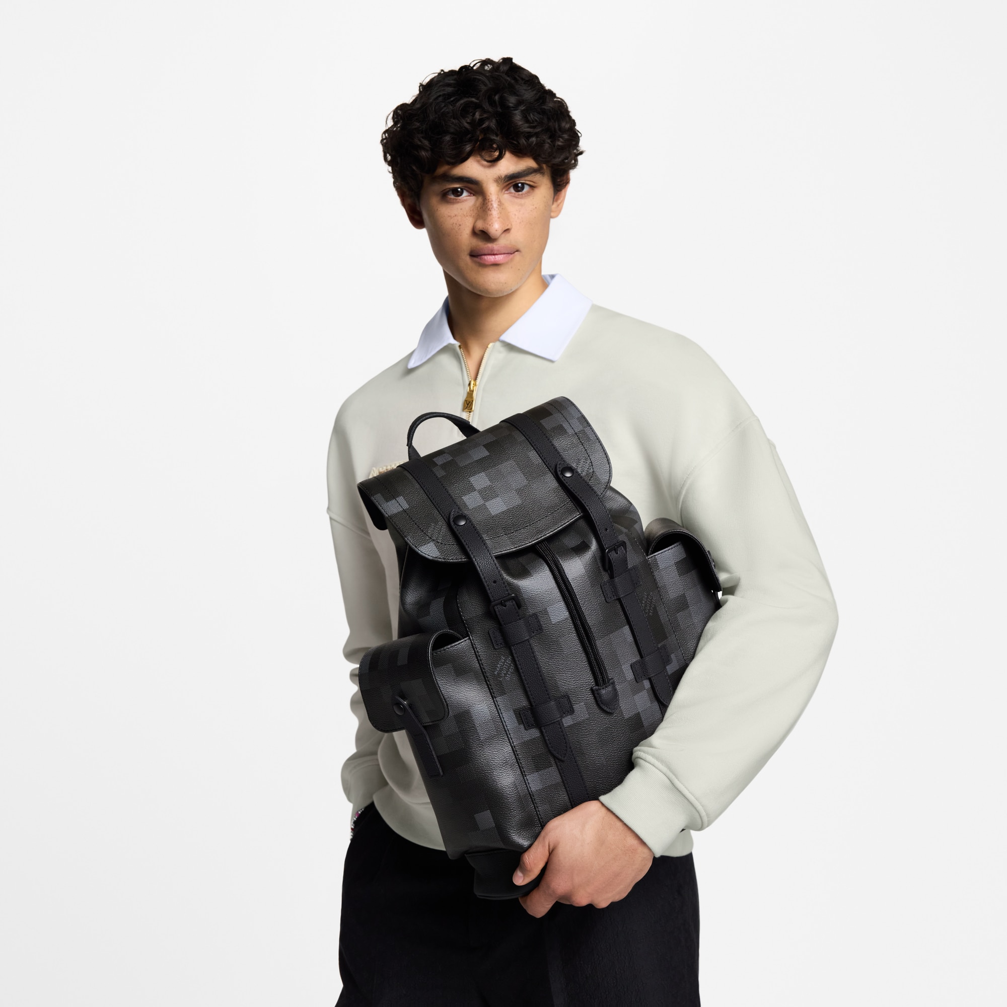 D16 남성 가방 LV 아이콘 크리스토퍼 MM | 루이비통 공식 온라인 스토어® (크게 보기)