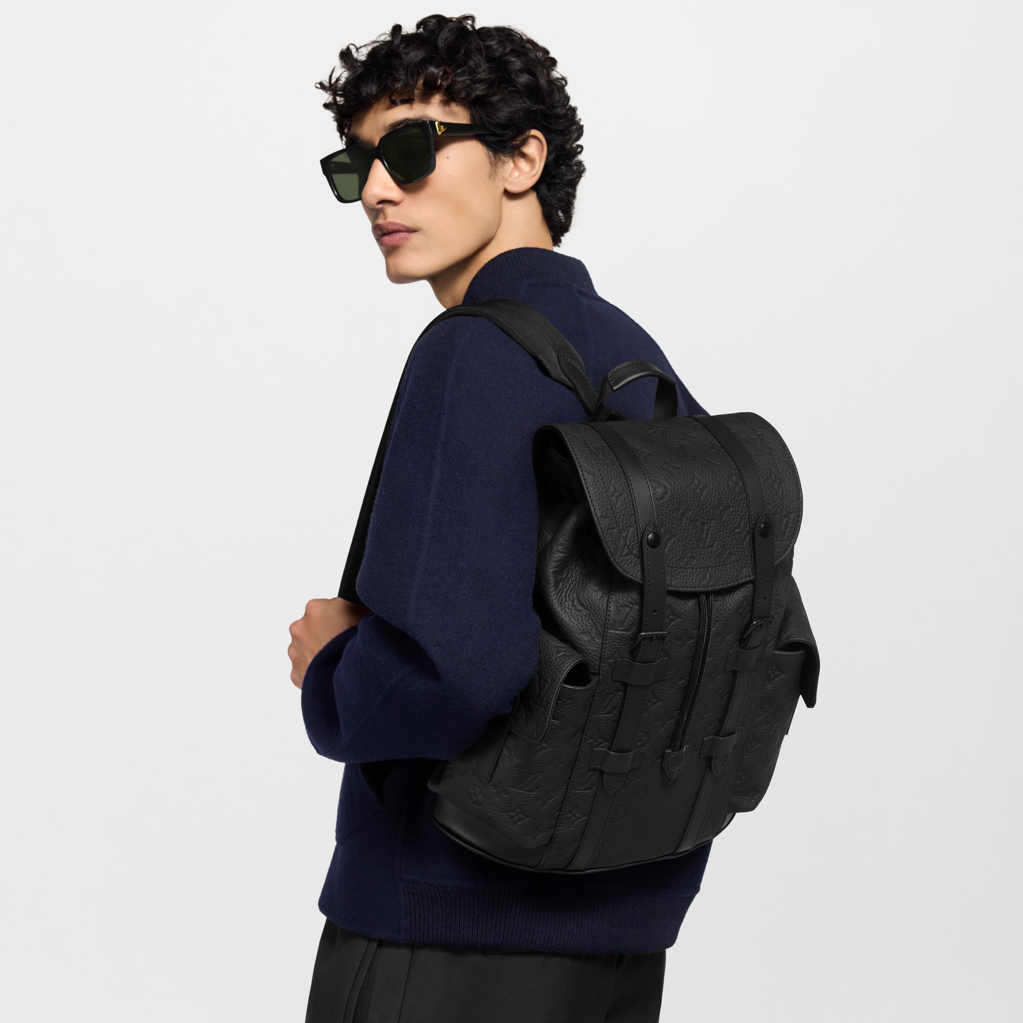 모노그램 토뤼옹 가방 All Collections 크리스토퍼 PM | 루이비통 공식 온라인 스토어® (크게 보기)