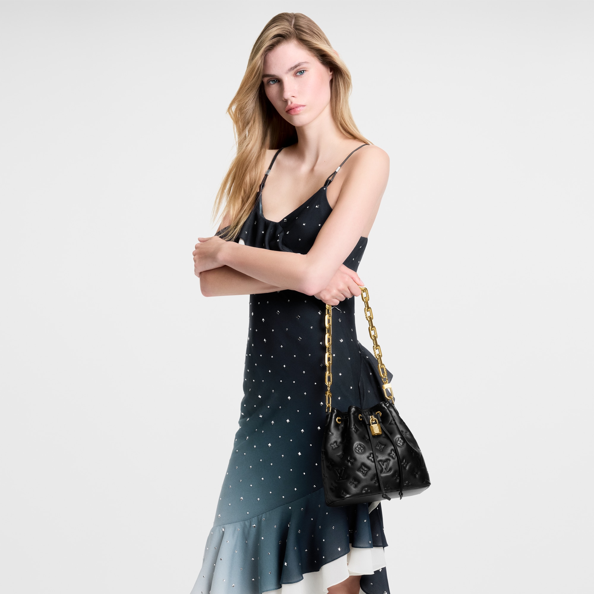 쿠상 여성 가방 LV 아이콘 쿠상 버킷 (Coussin Bucket) | 루이비통 공식 온라인 스토어® (크게 보기)