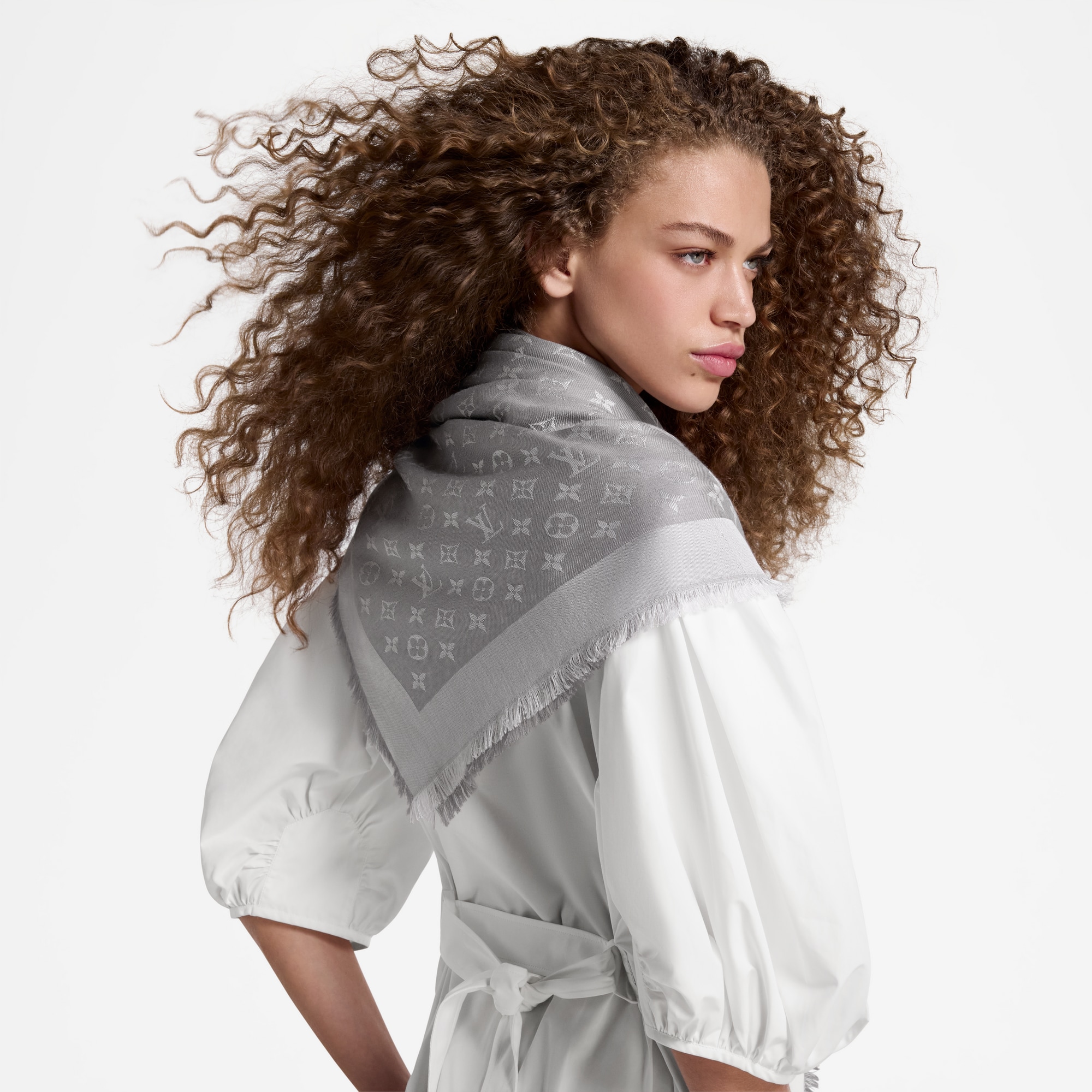 S00 액세서리 숄 & 스툴 데님 모노그램 숄 | 루이비통 공식 온라인 스토어® (크게 보기)