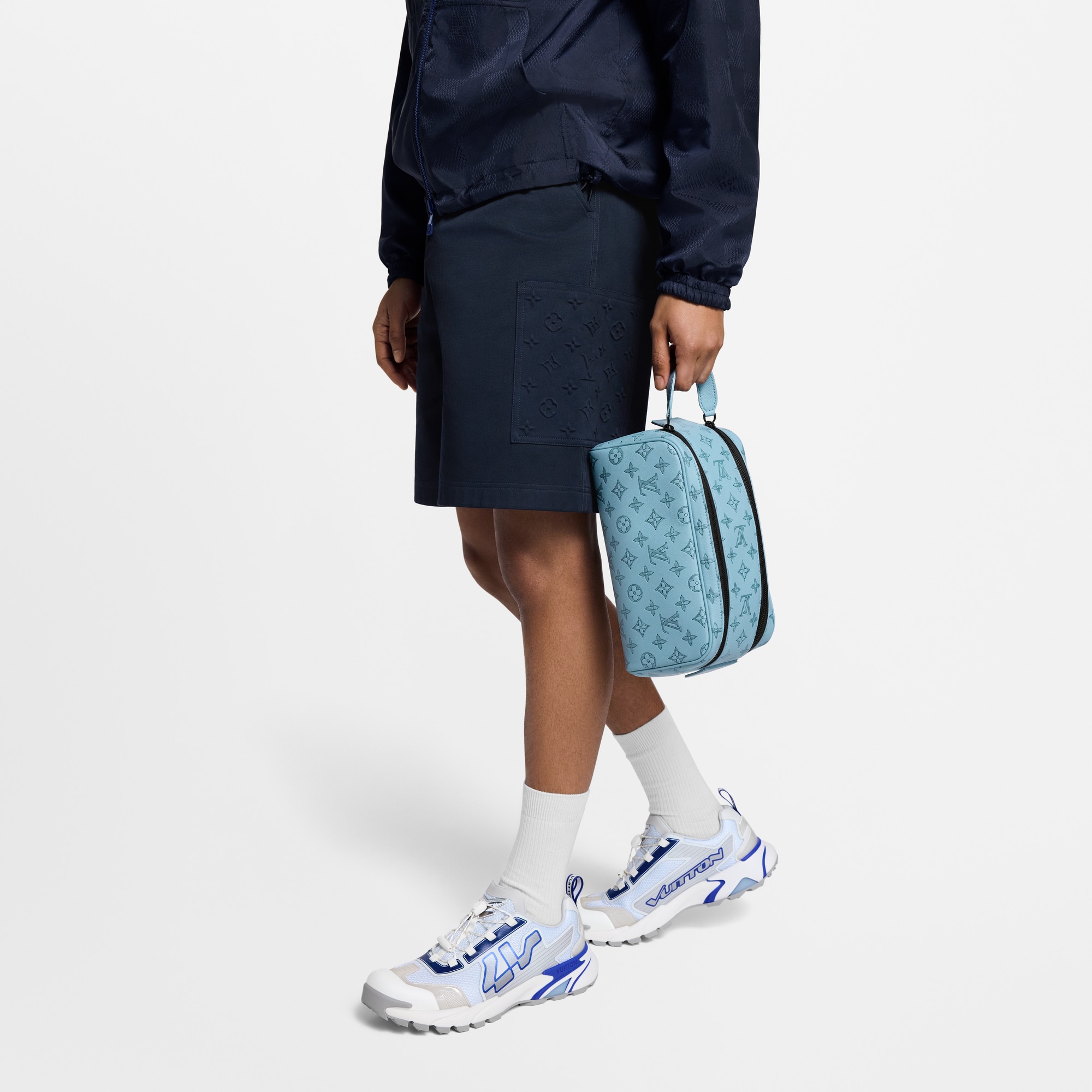 Monogram Shadow 트래블 트래블 액세서리 돕 키트 | 루이비통 공식 온라인 스토어® (크게 보기)