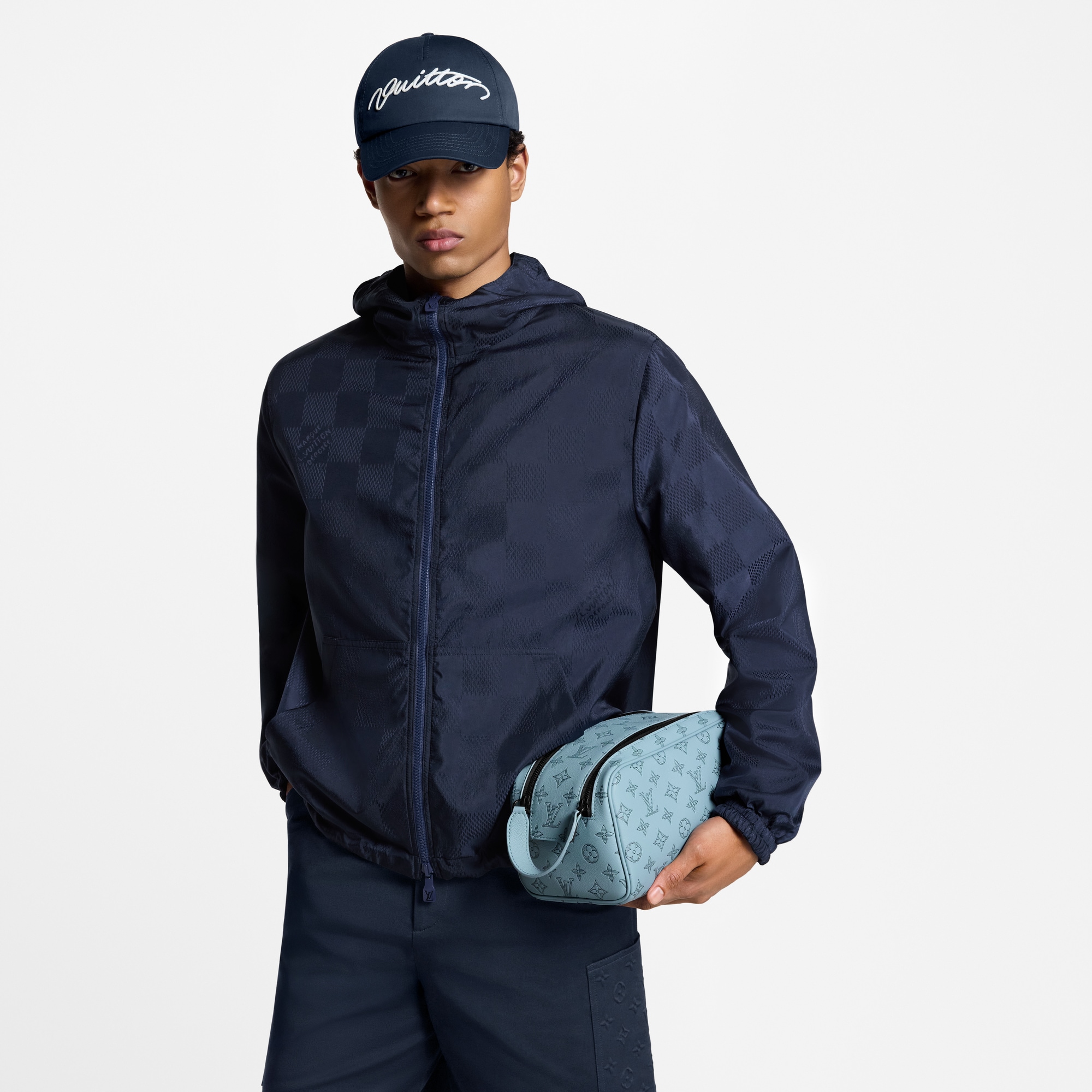 Monogram Shadow 트래블 트래블 액세서리 돕 키트 | 루이비통 공식 온라인 스토어® (크게 보기)