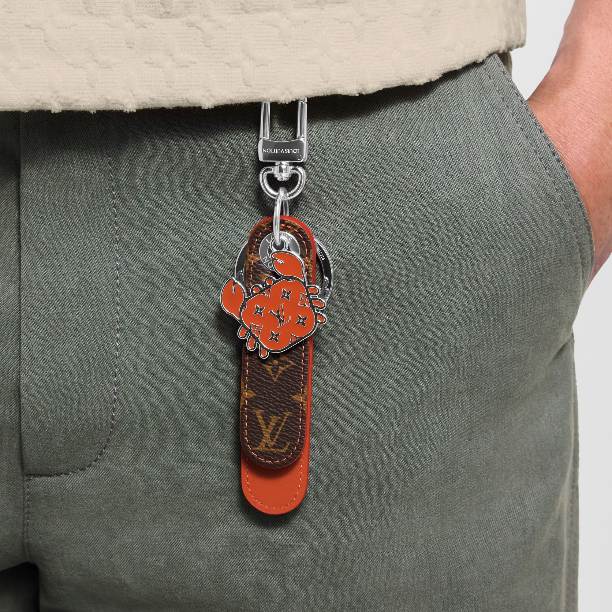 S00 액세서리 키 홀더 & 백참 드라곤느 (Dragonne) 탭 키 홀더 & 백 참 | 루이비통 공식 온라인 스토어® (크게 보기)