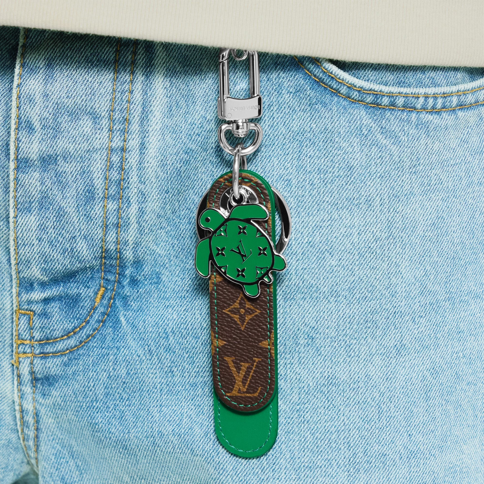 S00 액세서리 키 홀더 & 백참 드라곤느 (Dragonne) 탭 키 홀더 & 백 참 | 루이비통 공식 온라인 스토어® (크게 보기)