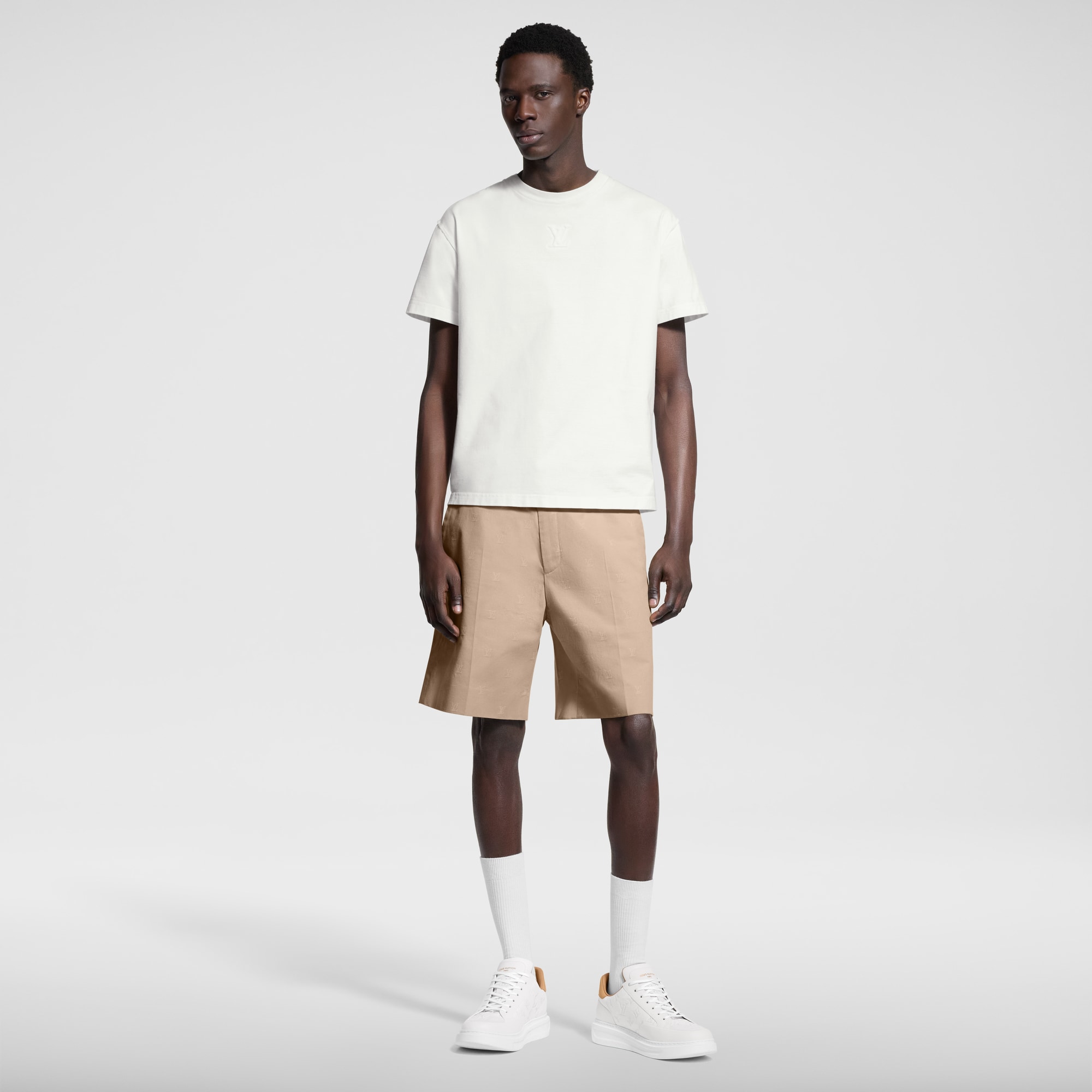  의류 티셔츠 & 폴로 엠보스드 LV 티셔츠 | 루이비통 공식 온라인 스토어® (크게 보기)