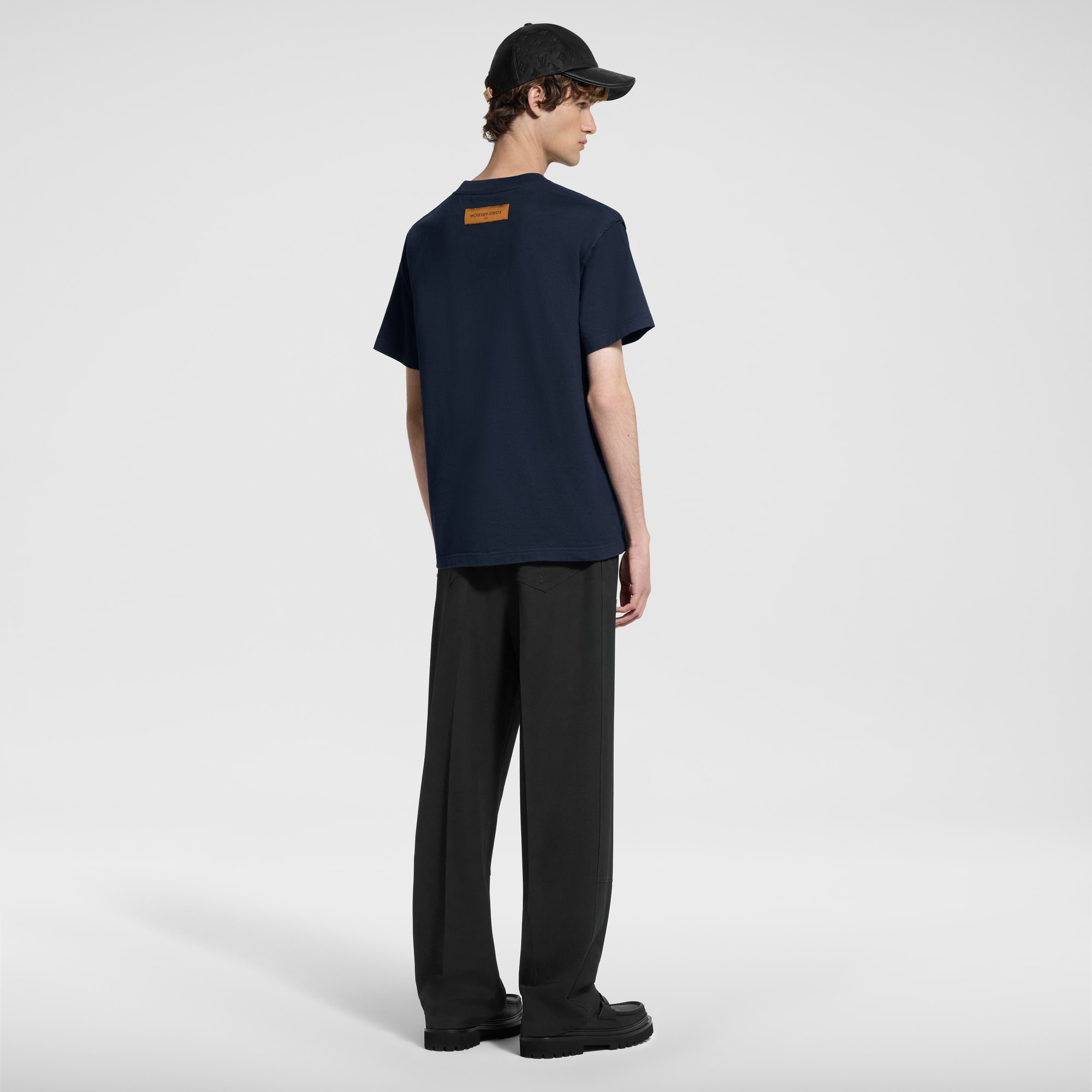  의류 티셔츠 & 폴로 엠보스드 LV 티셔츠 | 루이비통 공식 온라인 스토어® (크게 보기)