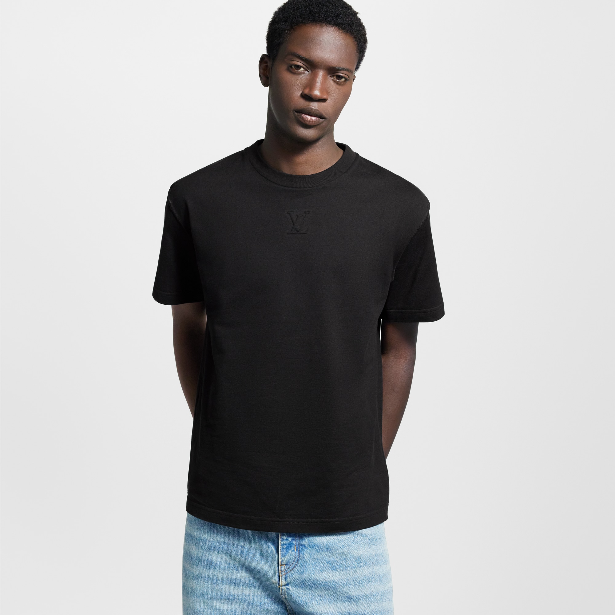  의류 티셔츠 & 폴로 엠보스드 LV 티셔츠 | 루이비통 공식 온라인 스토어® (크게 보기)