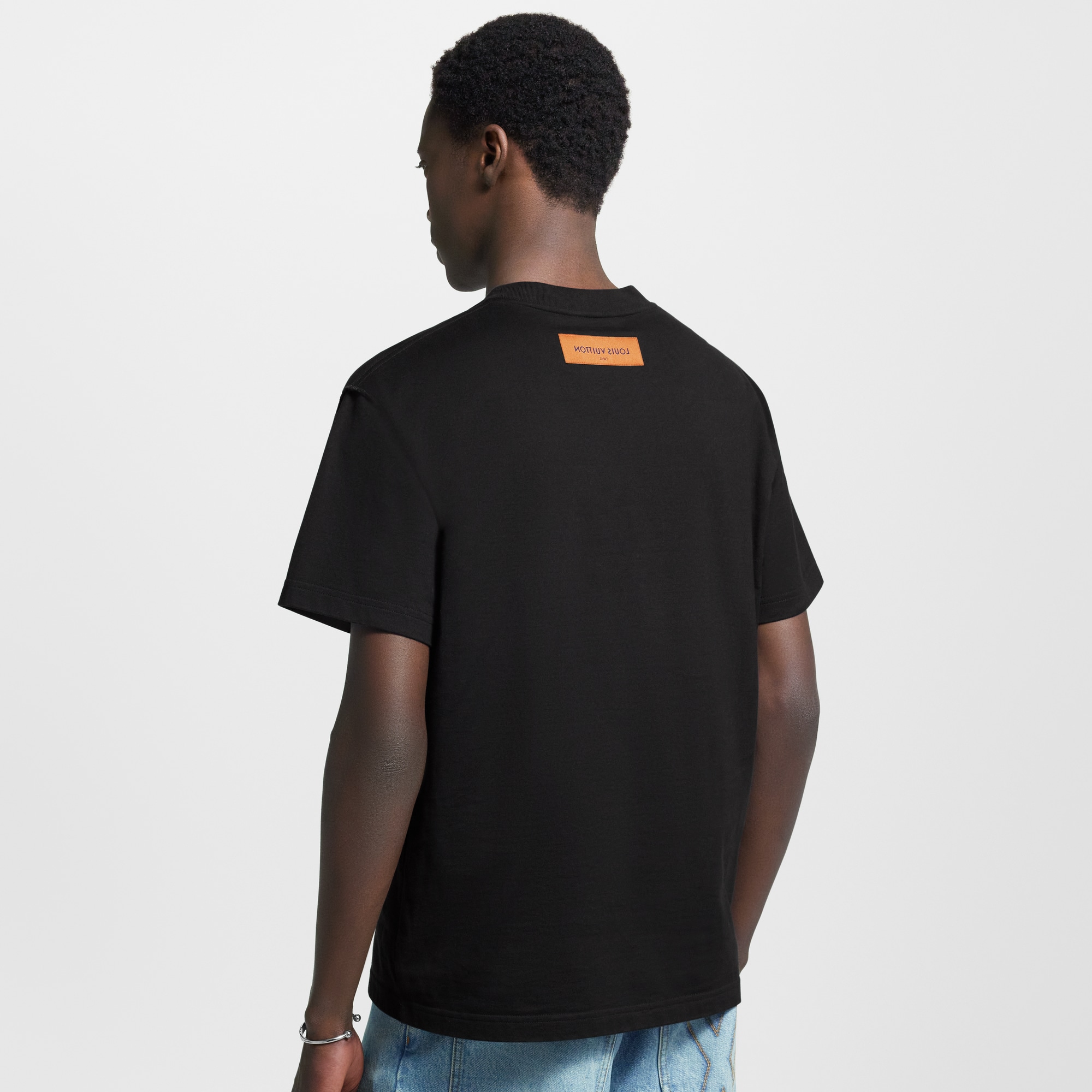  의류 티셔츠 & 폴로 엠보스드 LV 티셔츠 | 루이비통 공식 온라인 스토어® (크게 보기)