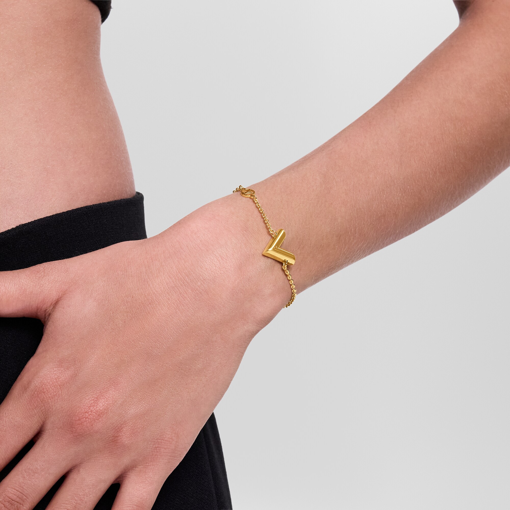 S00 액세서리 최신 액세서리 보기  에센셜 V 팔찌 | 루이비통 공식 온라인 스토어® (크게 보기)