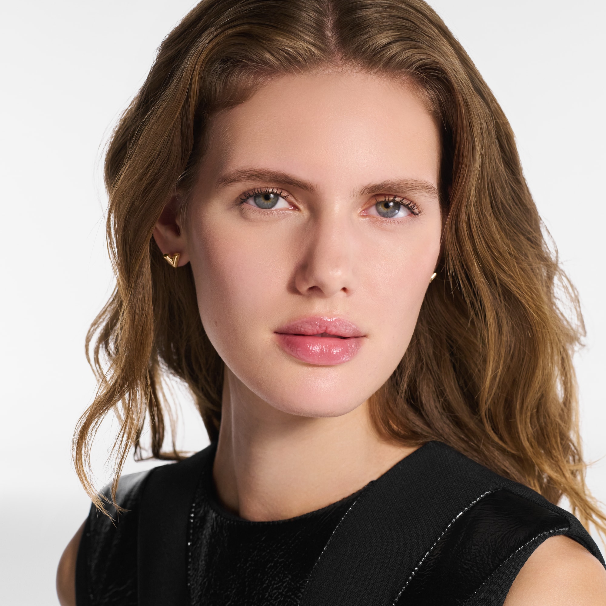 S00 패션 주얼리 패션 주얼리 전체보기 에센셜 V 스터드 귀걸이 | 루이비통 공식 온라인 스토어® (크게 보기)