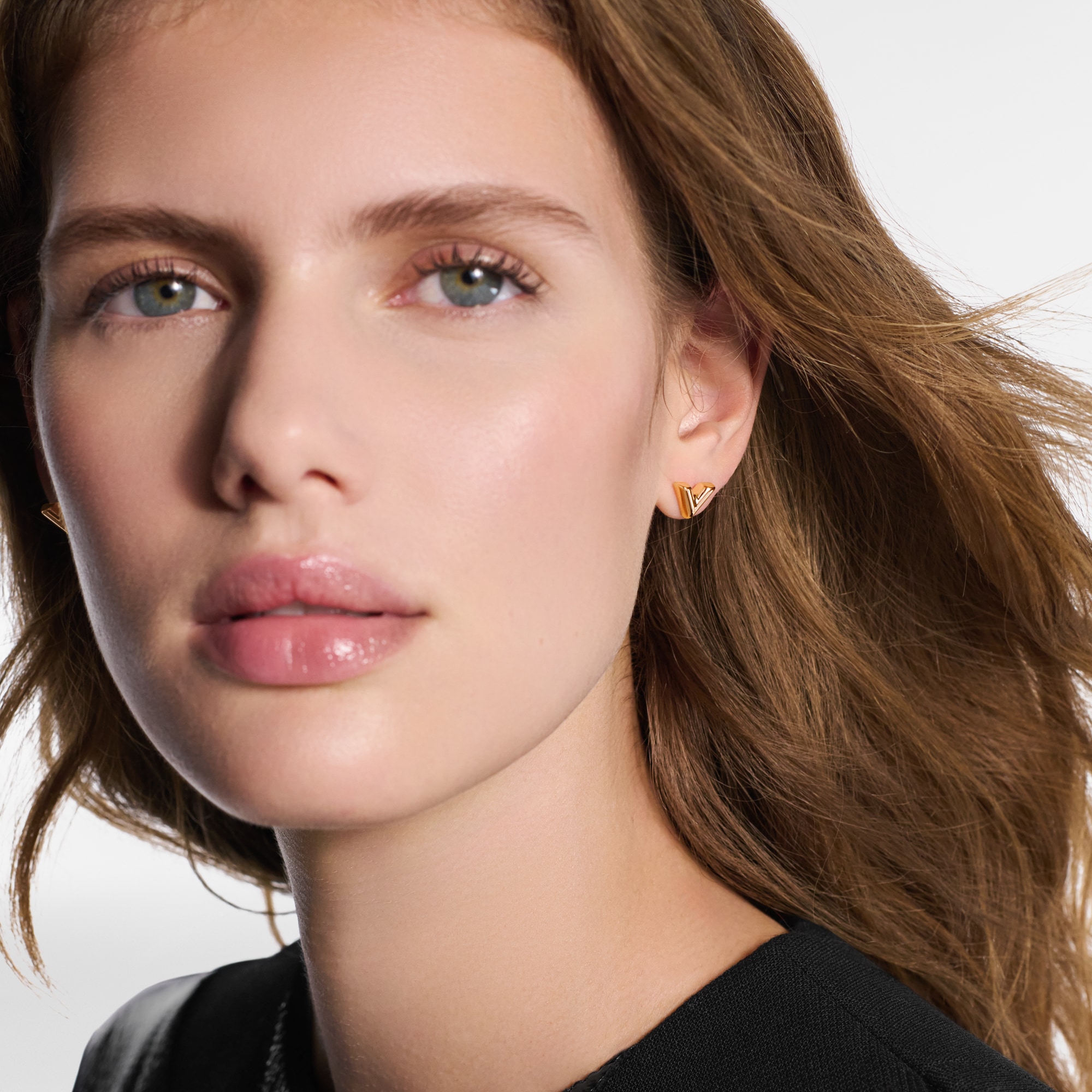 S00 패션 주얼리 패션 주얼리 전체보기 에센셜 V 스터드 귀걸이 | 루이비통 공식 온라인 스토어® (크게 보기)