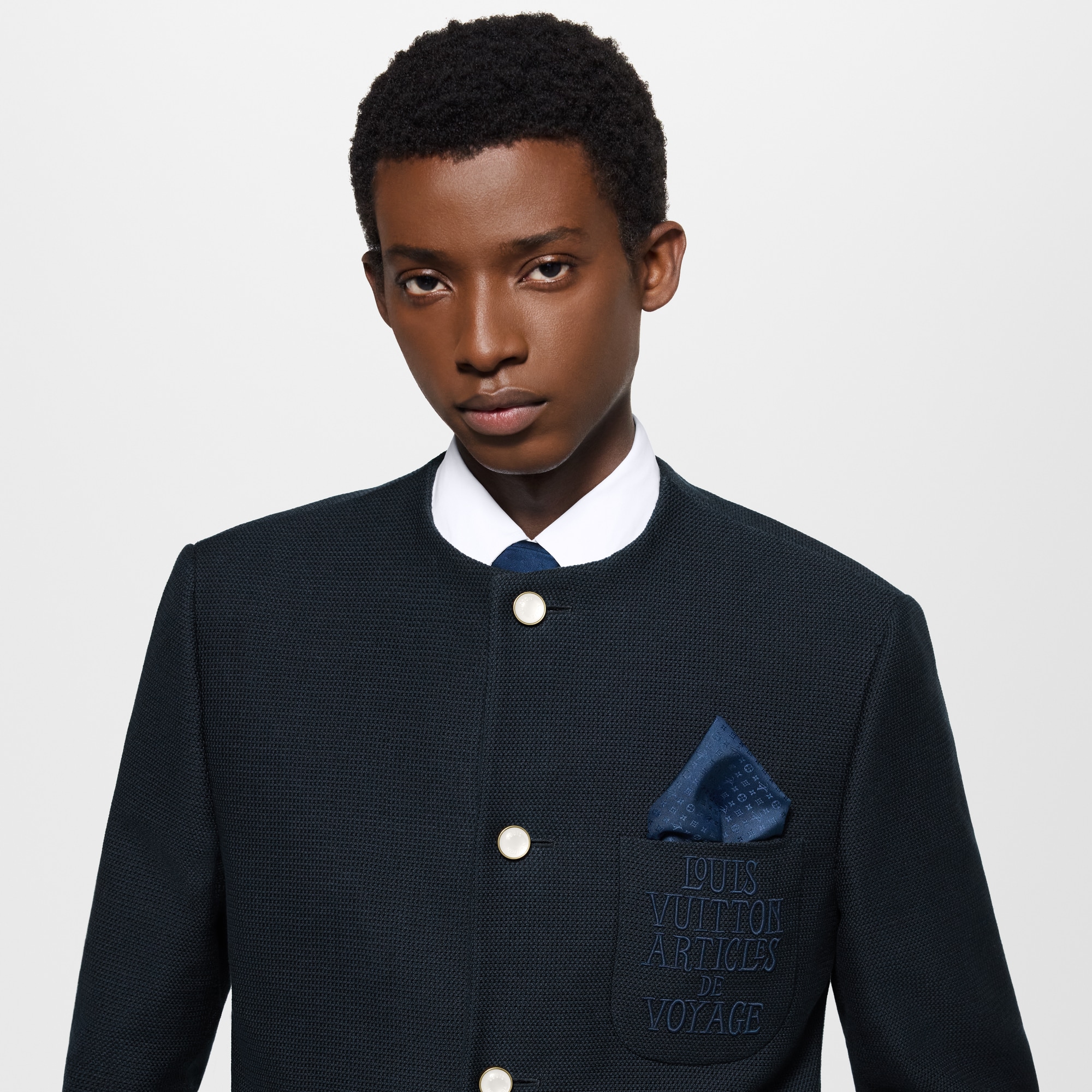 S00 액세서리 타이 & 포켓 스퀘어 페이딩 모노그램 (Fading Monogram) 포켓 스퀘어 | 루이비통 공식 온라인 스토어® (크게 보기)