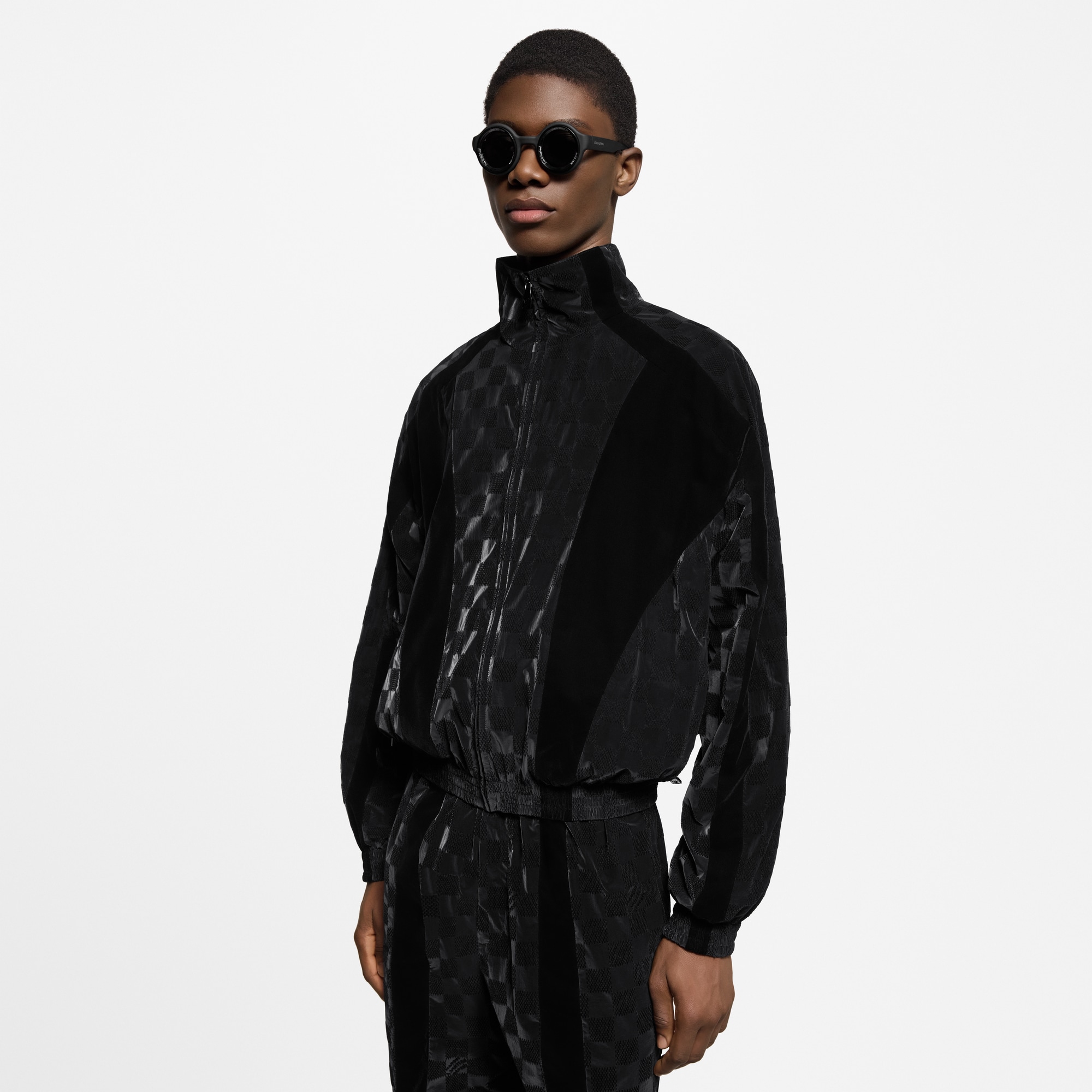  의류 아우터 & 코트 플록드 다미에 테크니컬 트랙수트 톱 | 루이비통 공식 온라인 스토어® (크게 보기)