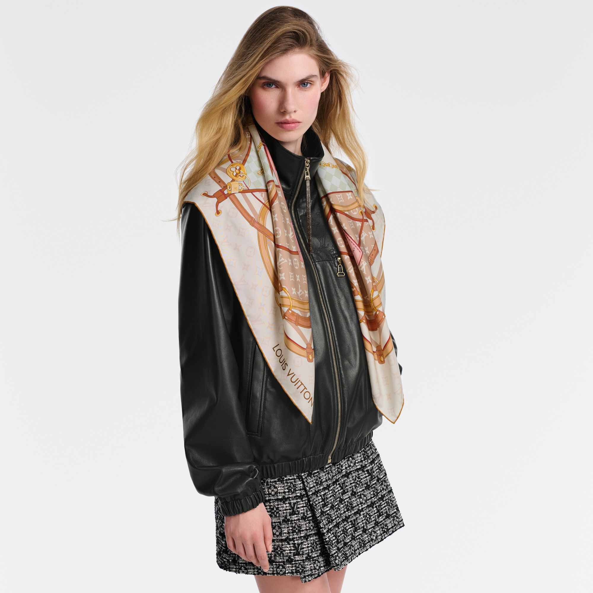 S00 액세서리 실크 스퀘어 & 방도 플라워 앤드 스트랩 스퀘어 90 | 루이비통 공식 온라인 스토어® (크게 보기)