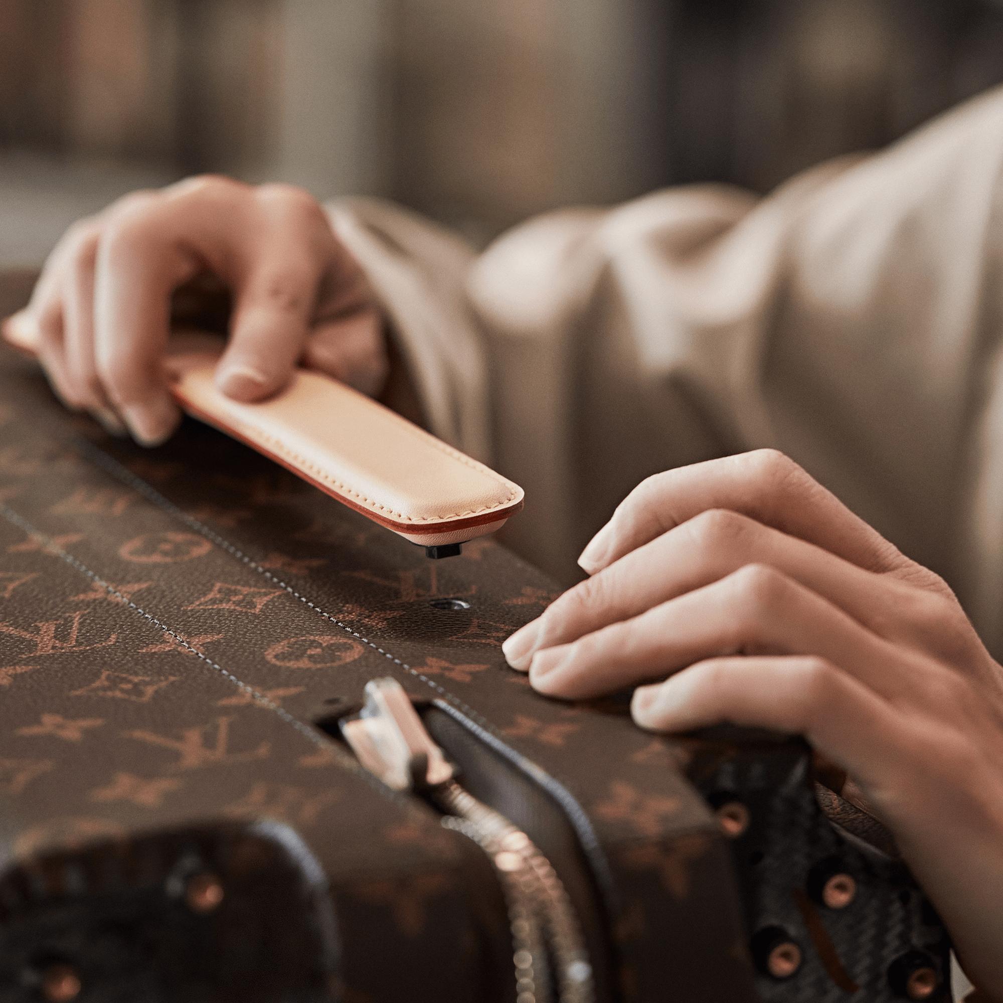 모노그램 홀리데이 캠페인 홀리데이 남성 호라이즌 70 | 루이비통 공식 온라인 스토어® (크게 보기)