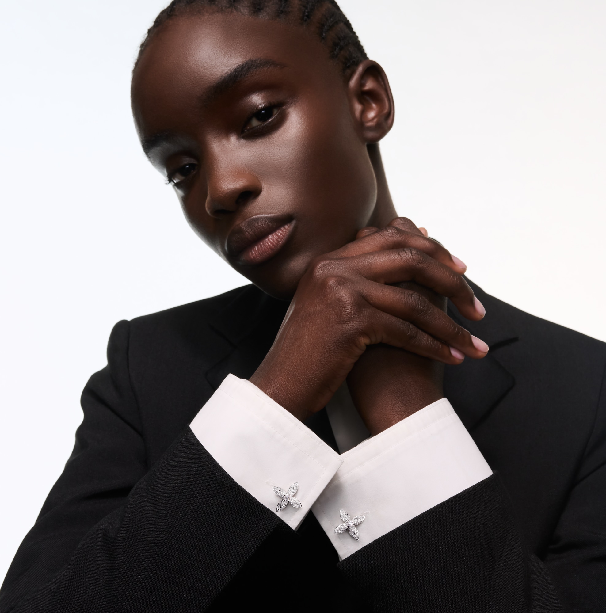  주얼리 귀걸이 이딜 블라썸 (Idylle Blossom) 커프 링크스, 화이트 골드와 다이아몬드 | 루이비통 공식 온라인 스토어® (크게 보기)