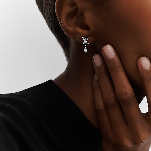 카테고리 파인 주얼리 전체 보기 이딜 블라썸 LV 스터드 귀걸이, 화이트 골드 앤드 다이아몬드 | 루이비통 공식 온라인 스토어® (크게 보기)