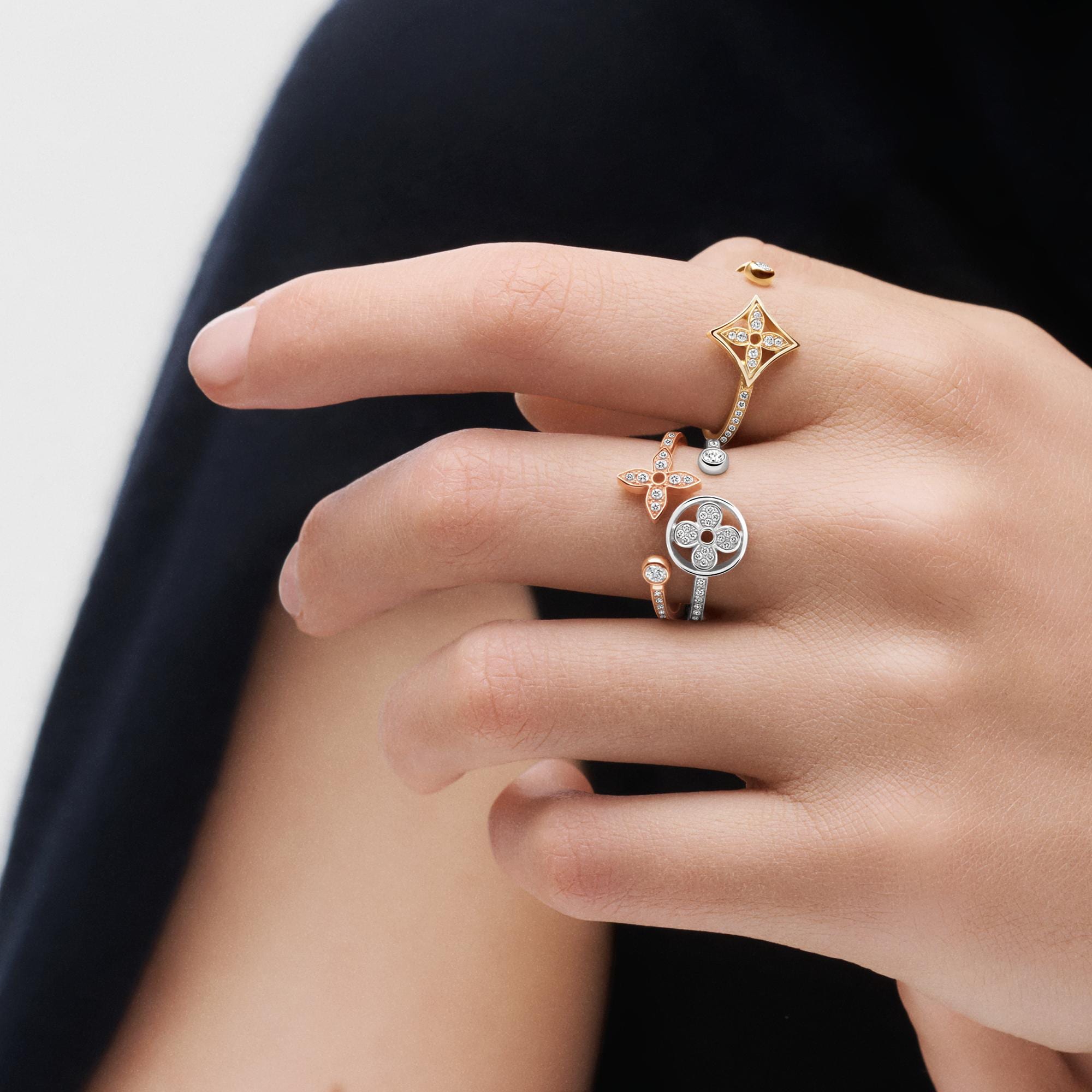  카테고리 파인 주얼리 전체 보기 이딜 블라썸 파베 반지, 3가지 골드와 다이아몬드 | 루이비통 공식 온라인 스토어® (크게 보기)