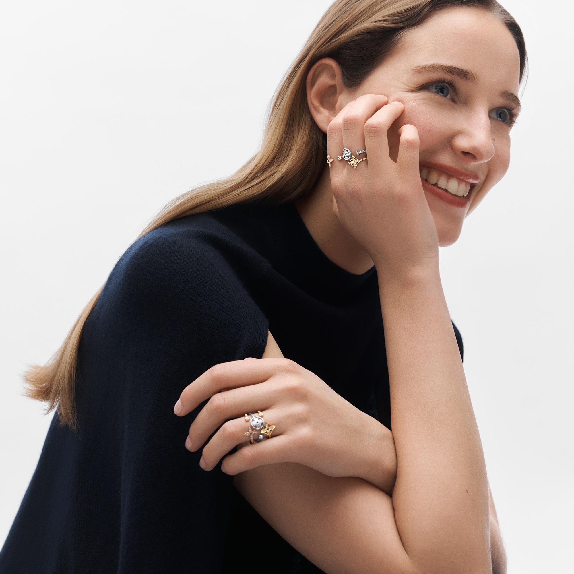  카테고리 파인 주얼리 전체 보기 이딜 블라썸 파베 반지, 3가지 골드와 다이아몬드 | 루이비통 공식 온라인 스토어® (크게 보기)