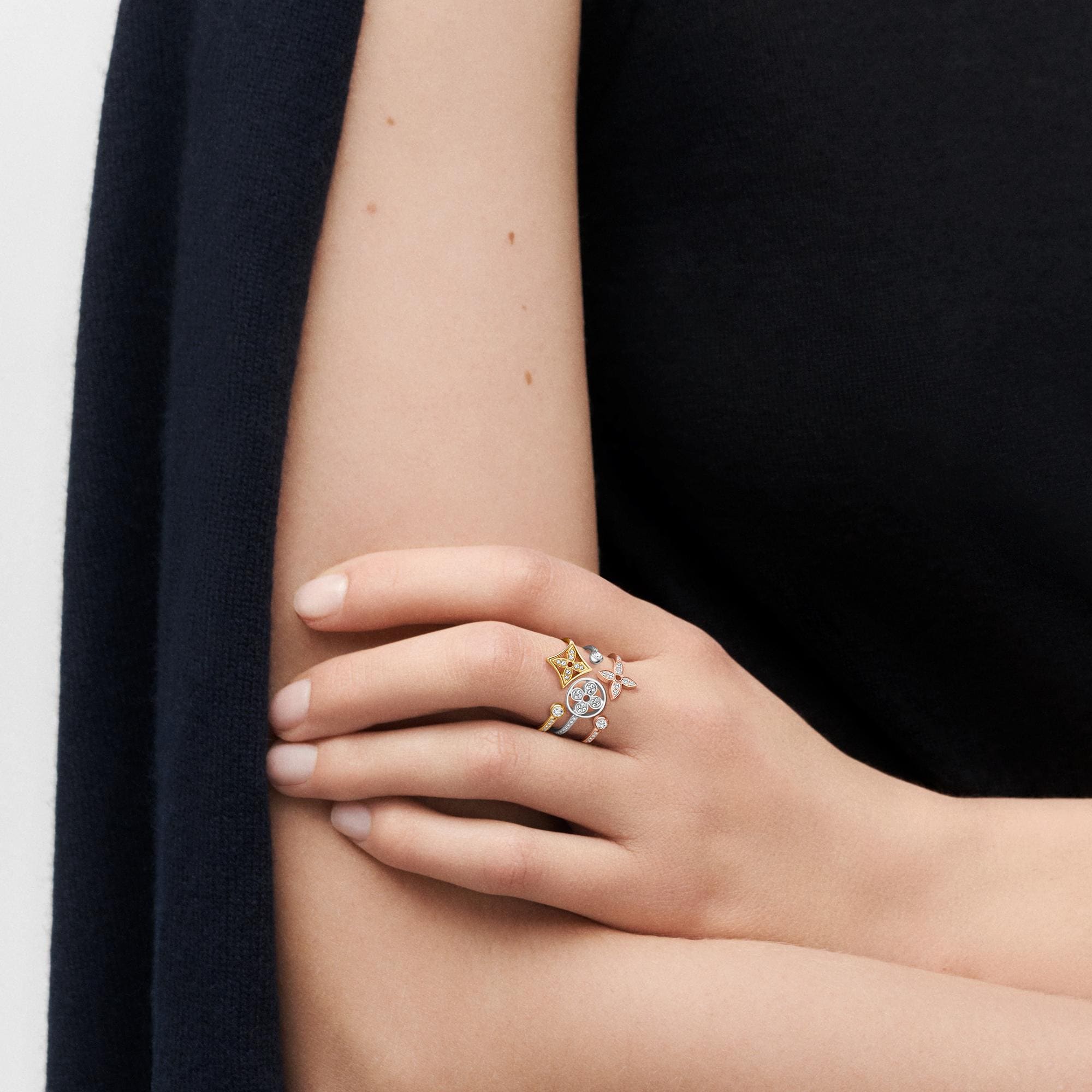  카테고리 파인 주얼리 전체 보기 이딜 블라썸 파베 반지, 3가지 골드와 다이아몬드 | 루이비통 공식 온라인 스토어® (크게 보기)