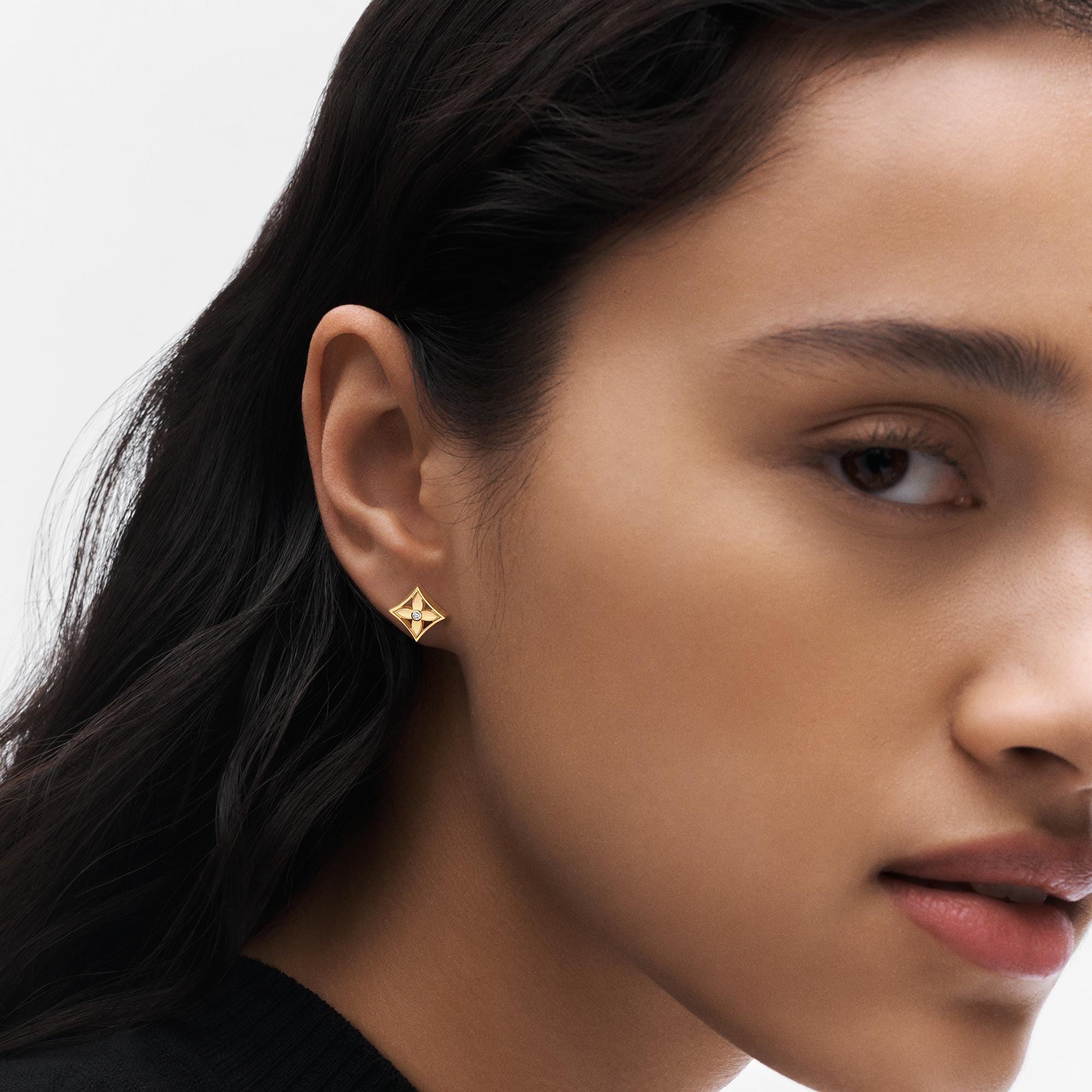  카테고리 귀걸이 이딜 블라썸 리버서블 스터드, 옐로우 및 화이트 골드와 다이아몬드 - 한 피스씩 | 루이비통 공식 온라인 스토어® (크게 보기)