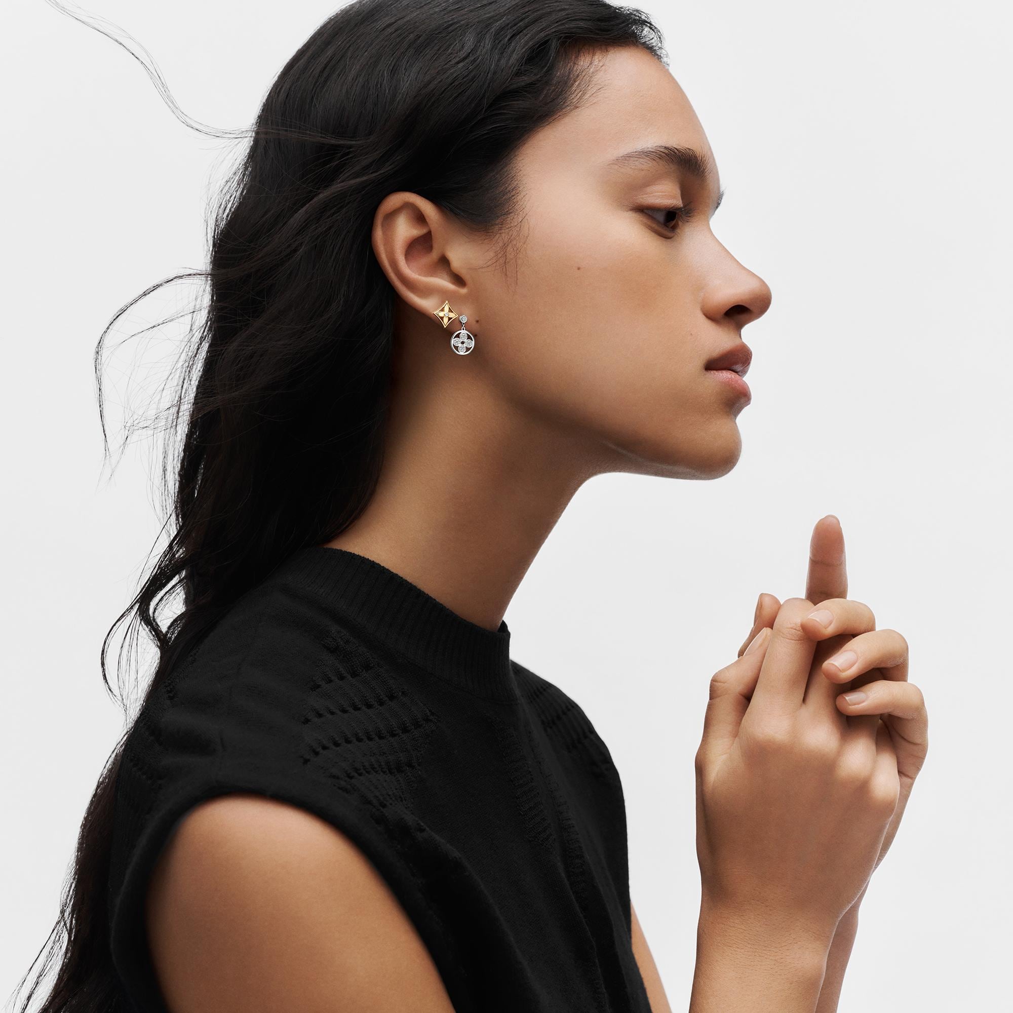  카테고리 귀걸이 이딜 블라썸 리버서블 스터드, 옐로우 및 화이트 골드와 다이아몬드 - 한 피스씩 | 루이비통 공식 온라인 스토어® (크게 보기)