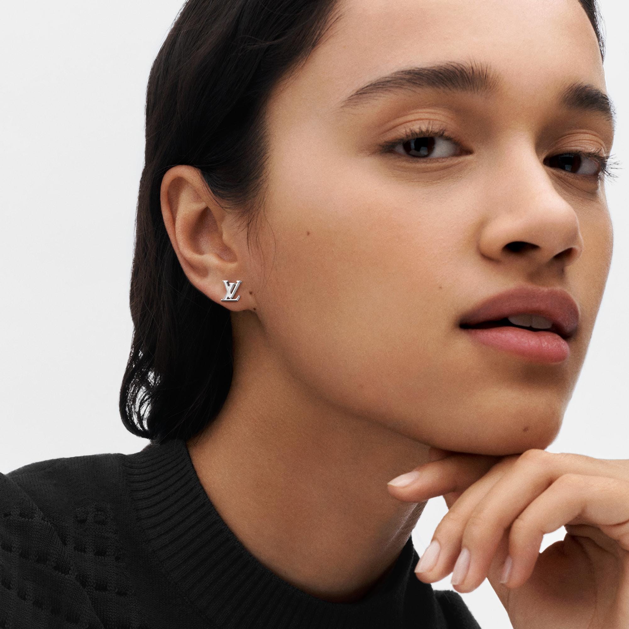  카테고리 귀걸이 이딜 블라썸 리버서블 스터드, 옐로우 및 화이트 골드와 다이아몬드 - 한 피스씩 | 루이비통 공식 온라인 스토어® (크게 보기)