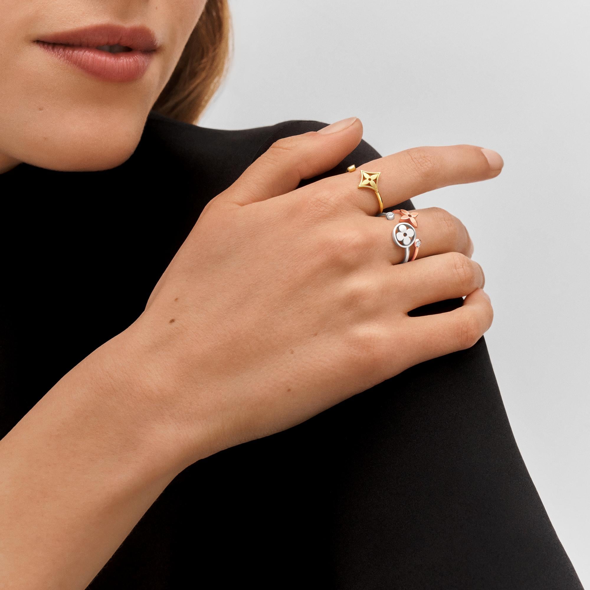  카테고리 파인 주얼리 전체 보기 이딜 블라썸 반지, 3가지 골드와 다이아몬드 | 루이비통 공식 온라인 스토어® (크게 보기)