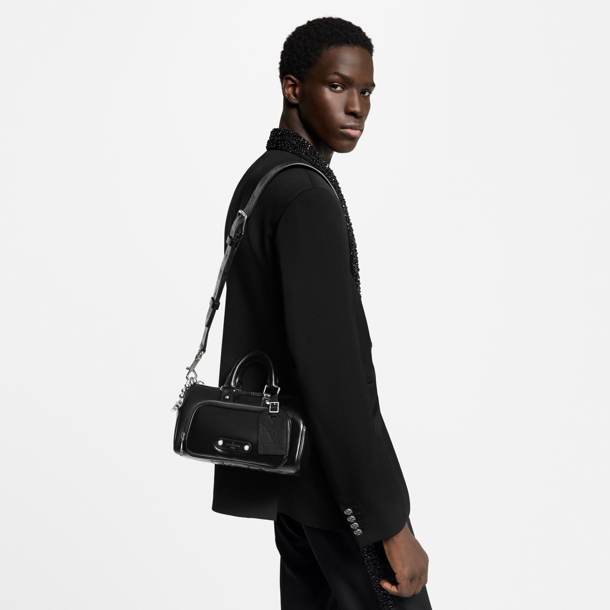 기타 가죽 남성 가방 LV 아이콘 키폴 카고 반둘리에 25 | 루이비통 공식 온라인 스토어® (크게 보기)