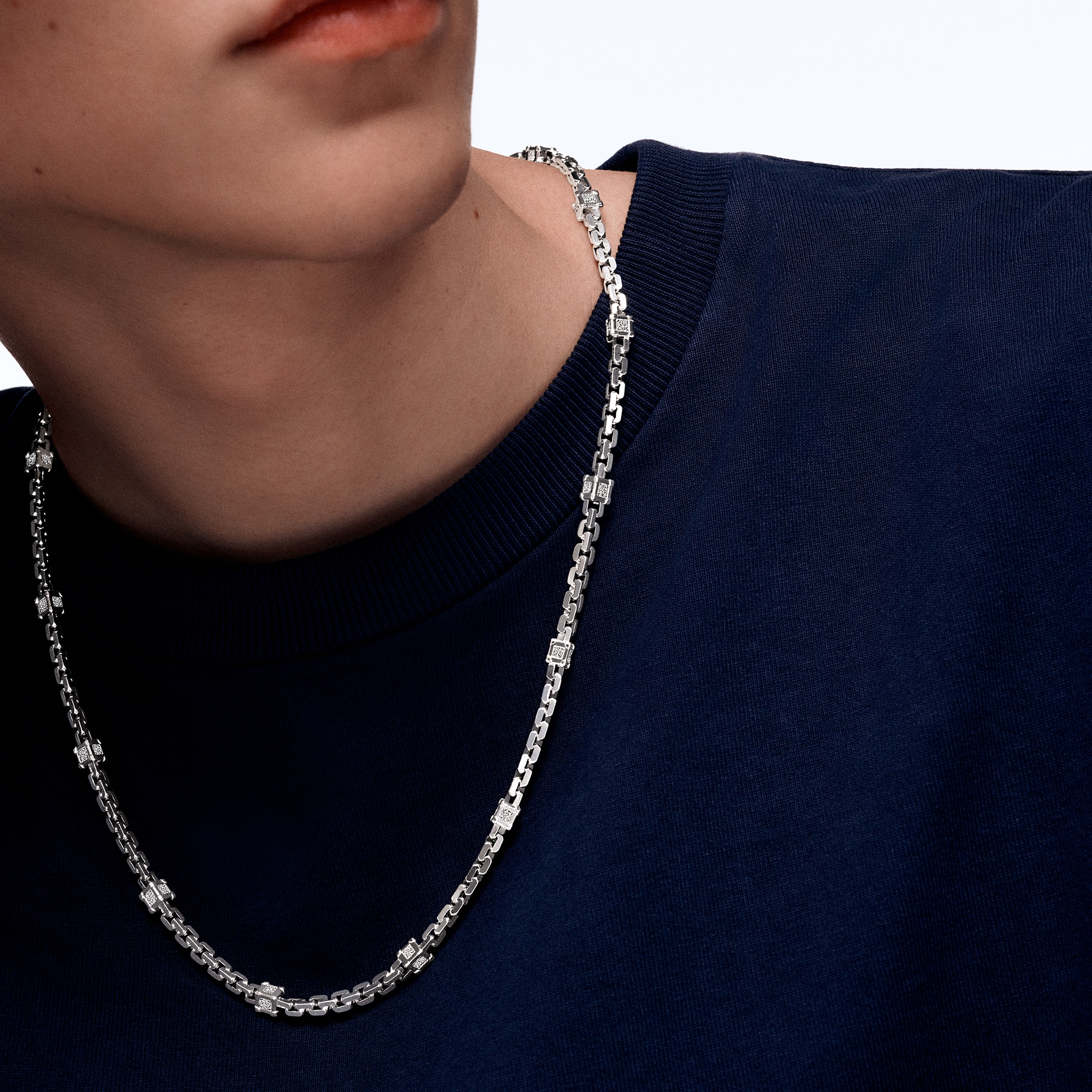  주얼리 목걸이 & 펜던트 레 가스통 비통 (Les Gastons Vuitton) 트렁크 목걸이, 화이트 골드와 다이아몬드 | 루이비통 공식 온라인 스토어® (크게 보기)