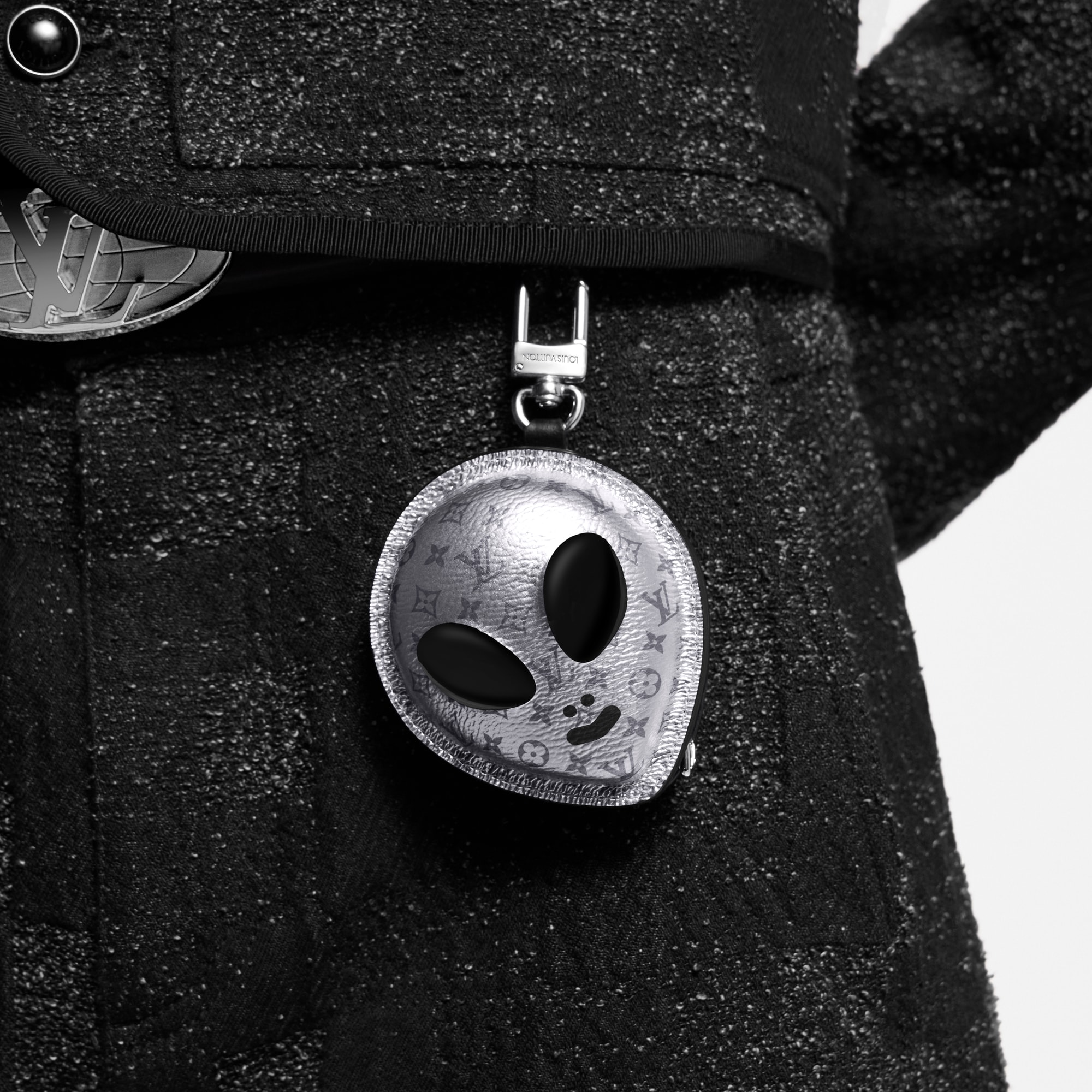 S00 Accessories 키 홀더 & 백참 LV 에일리언 (LV Alien) 백 참 | 루이비통 공식 온라인 스토어® (크게 보기)