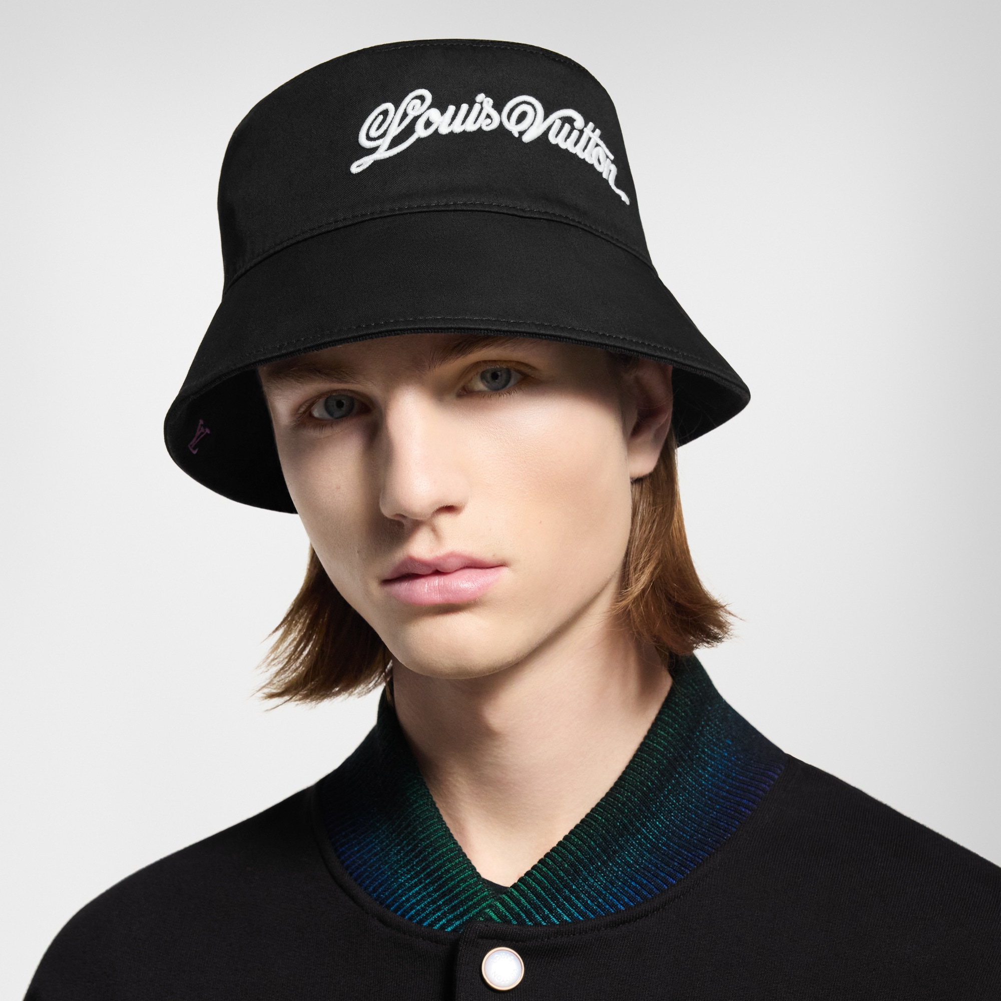 S00 액세서리 모자, 비니 & 장갑 LV 블라종 셰이딩 데님 (LV Blason Shading Denim) 리버서블 버킷 햇 | 루이비통 공식 온라인 스토어® (크게 보기)