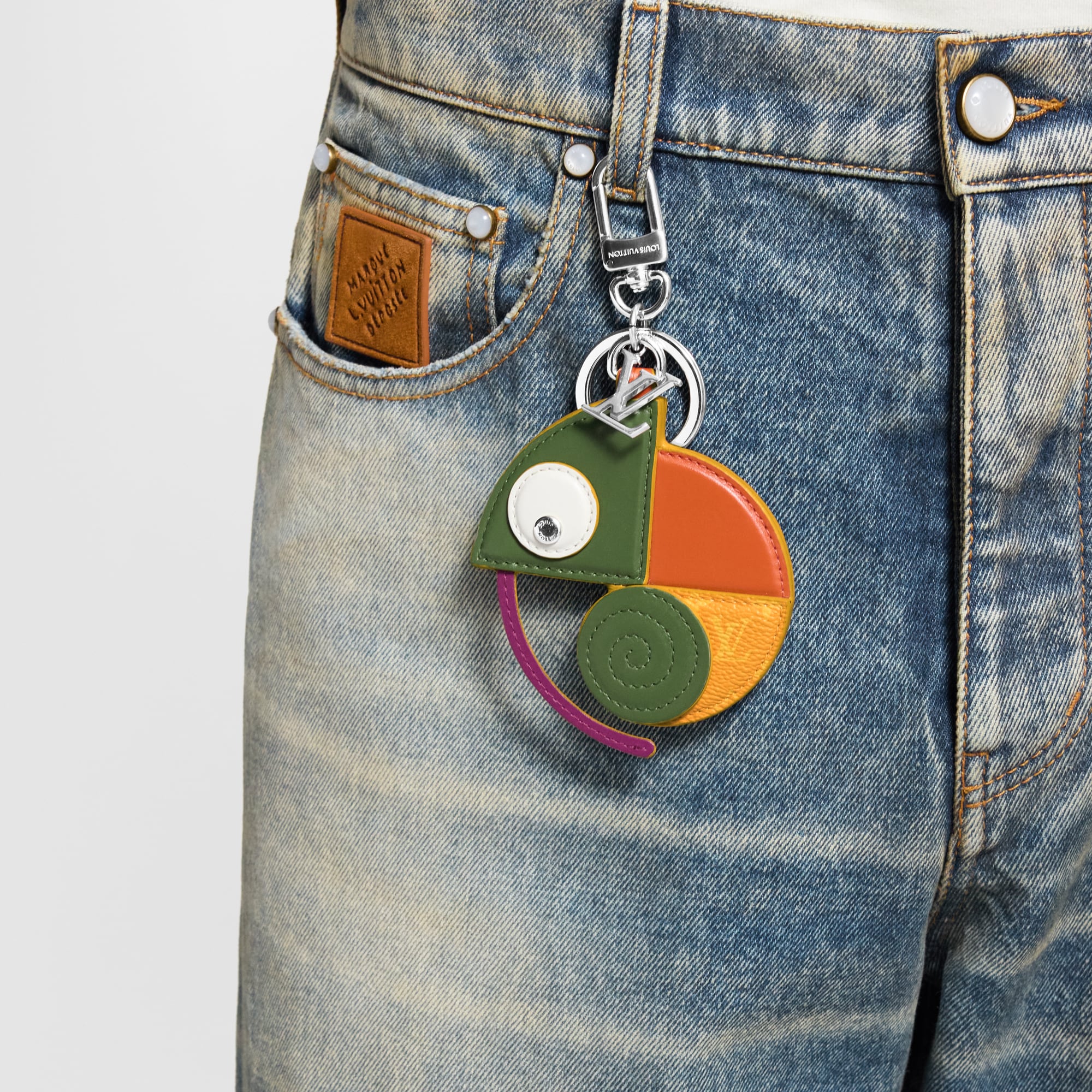 S00 액세서리 키 홀더 & 백참 LV 카멜레온 (LV Chameleon) 키 홀더 & 백 참 | 루이비통 공식 온라인 스토어® (크게 보기)