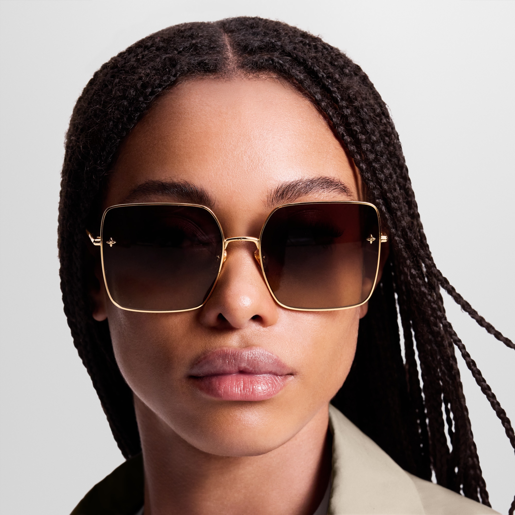 S00 하이라이트 & 기프트 비치 셀렉션 LV 참 스퀘어 선글라스 | 루이비통 공식 온라인 스토어® (크게 보기)