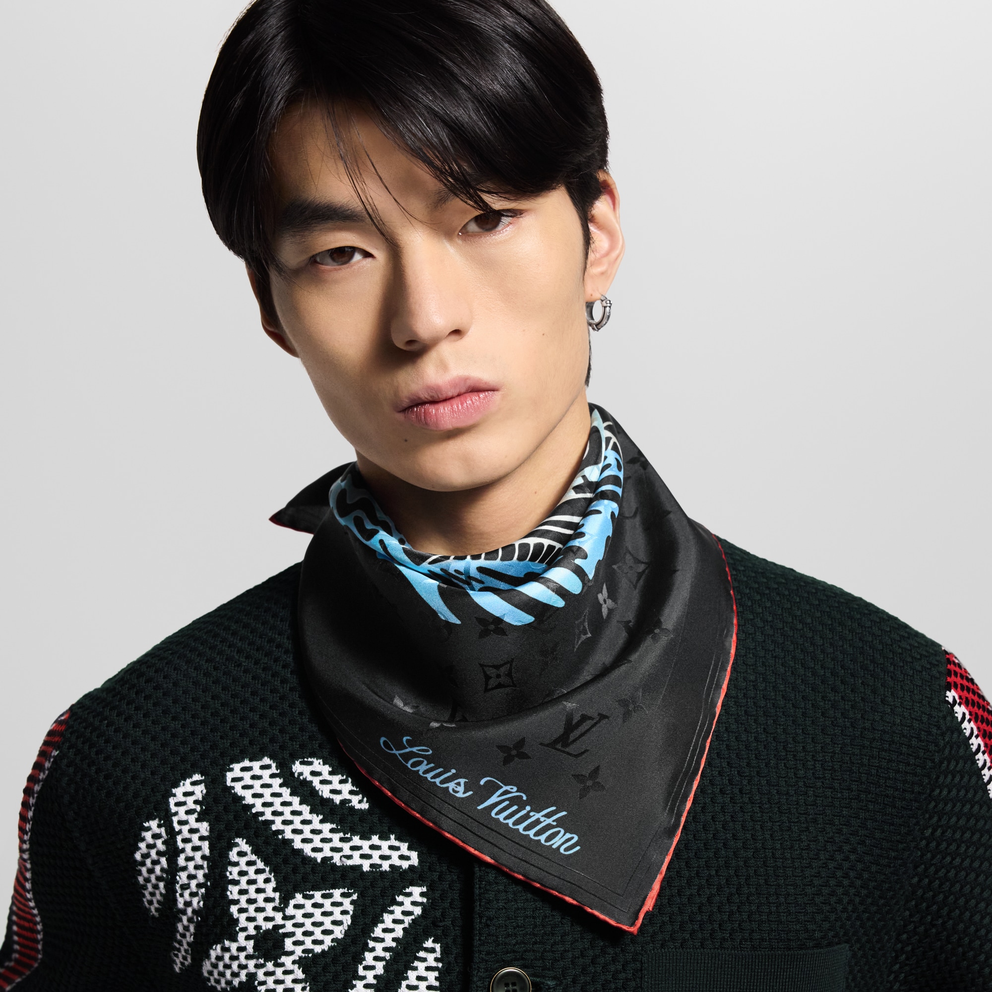 S00 액세서리 실크 & 반다나 LV 시티 스탬프 (LV City Stamp) 반다나 | 루이비통 공식 온라인 스토어® (크게 보기)