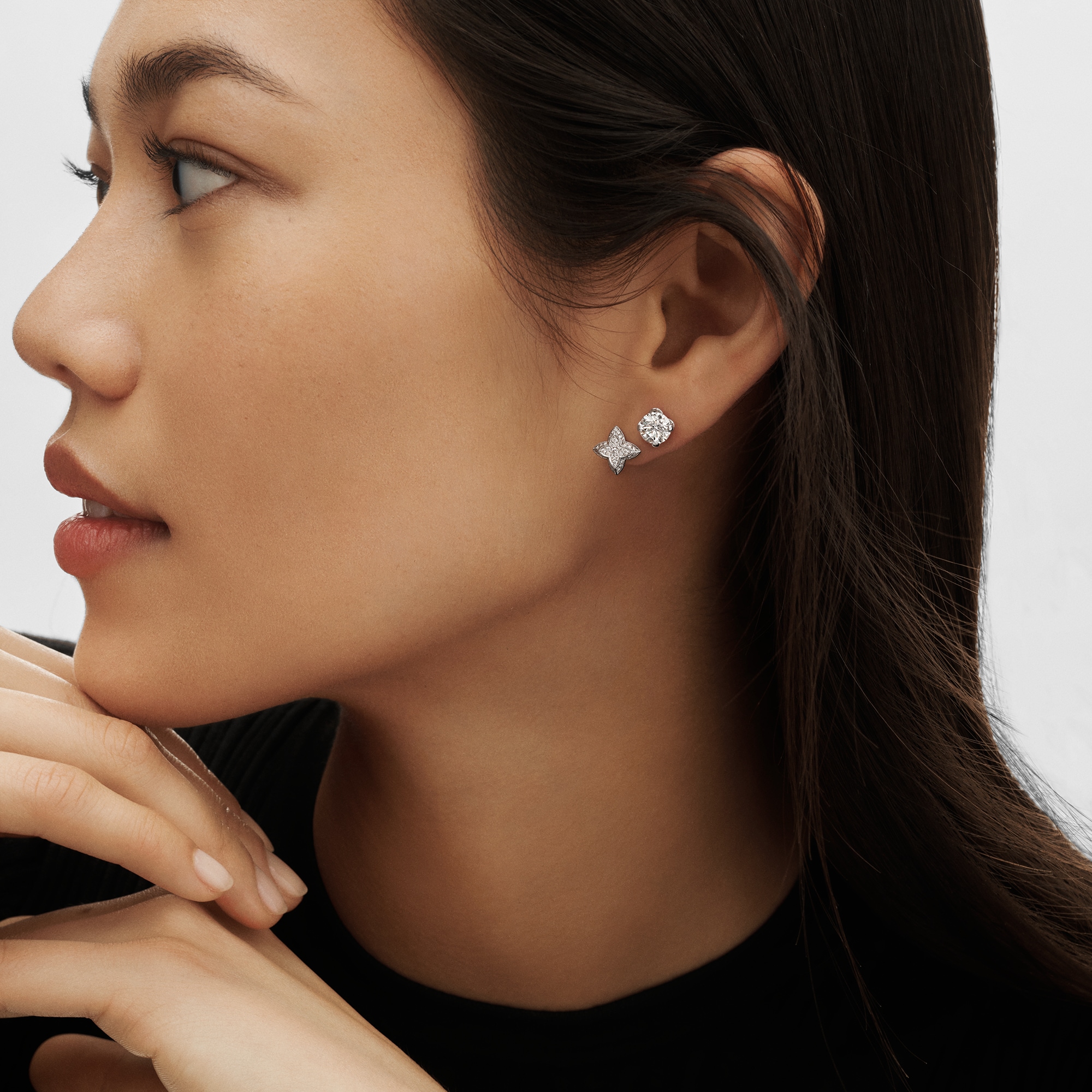  컬렉션 LV 다이아몬드 LV 다이아몬드 (LV Diamonds) 더블 스터드, 라운드 브릴리언트 컷 - 개당 판매 | 루이비통 공식 온라인 스토어® (크게 보기)