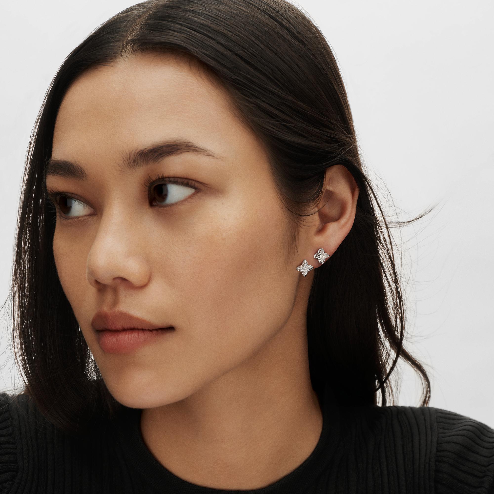  컬렉션 LV 다이아몬드 LV 다이아몬드 (LV Diamonds) 더블 스터드, 라운드 브릴리언트 컷 - 개당 판매 | 루이비통 공식 온라인 스토어® (크게 보기)