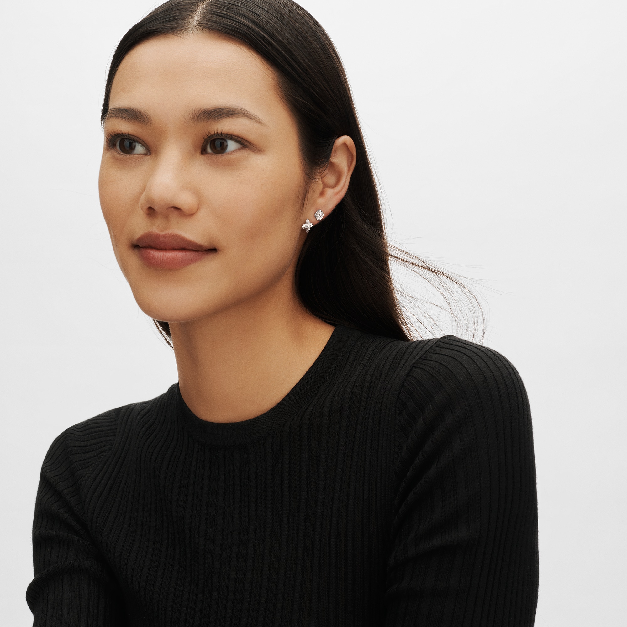  컬렉션 LV 다이아몬드 LV 다이아몬드 (LV Diamonds) 더블 스터드, 라운드 브릴리언트 컷 - 개당 판매 | 루이비통 공식 온라인 스토어® (크게 보기)