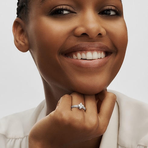 컬렉션 LV 다이아몬드 LV 다이아몬드 (LV Diamonds) 파베 솔리테르, LV 모노그램 스타 (LV Monogram Star) 컷 | 루이비통 공식 온라인 스토어® (크게 보기)