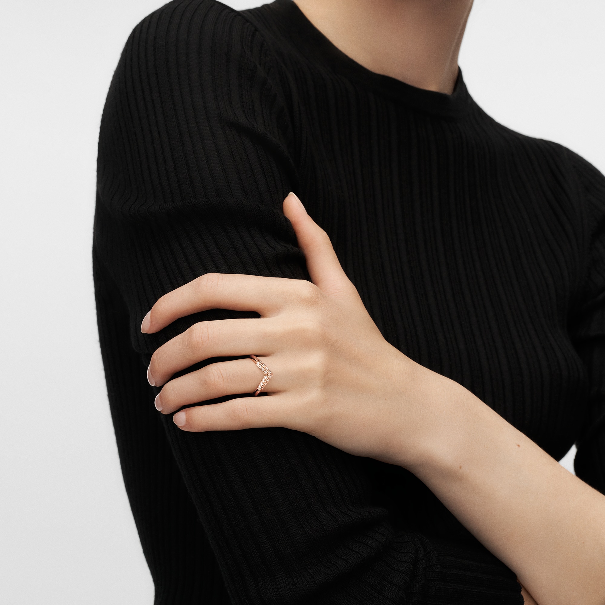  카테고리 웨딩밴드 LV 다이아몬드(LV Diamonds) 파베 V 반지, 핑크 골드 | 루이비통 공식 온라인 스토어® (크게 보기)