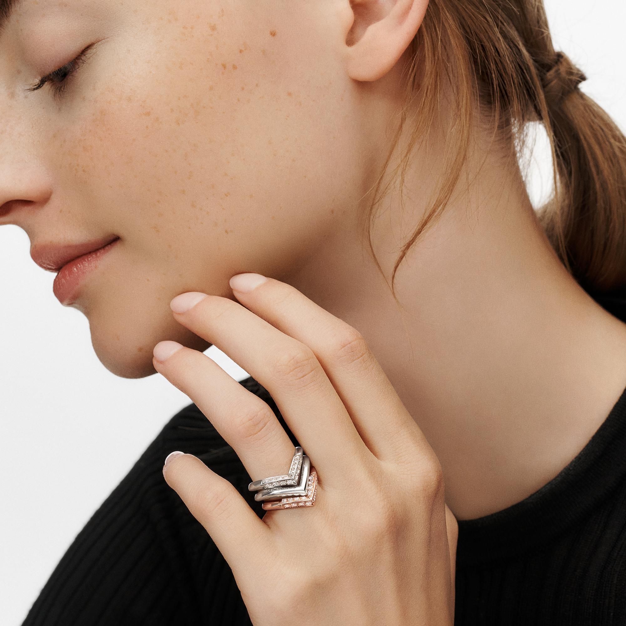  카테고리 웨딩밴드 LV 다이아몬드(LV Diamonds) 파베 V 반지, 핑크 골드 | 루이비통 공식 온라인 스토어® (크게 보기)