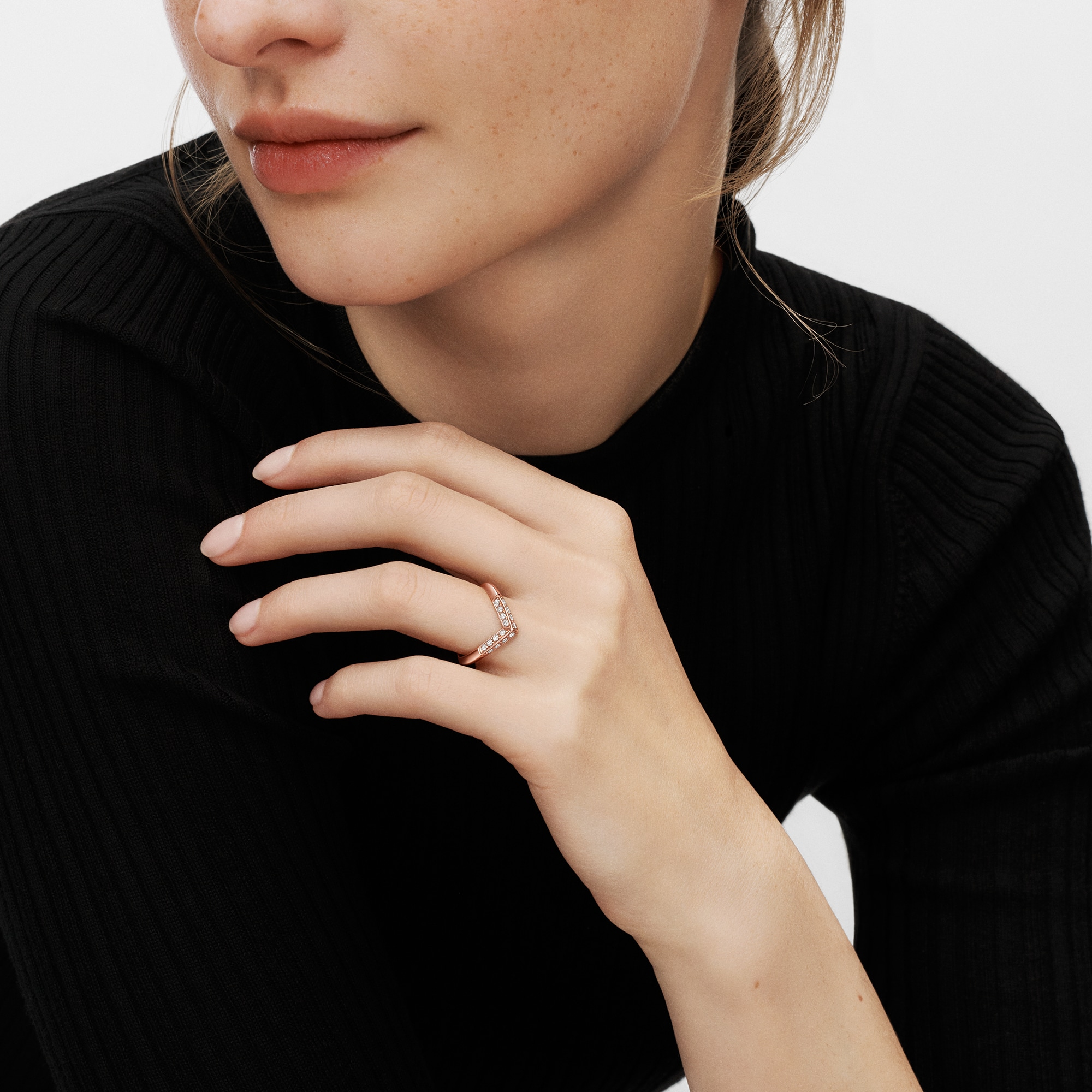  카테고리 웨딩밴드 LV 다이아몬드(LV Diamonds) 파베 V 반지, 핑크 골드 | 루이비통 공식 온라인 스토어® (크게 보기)