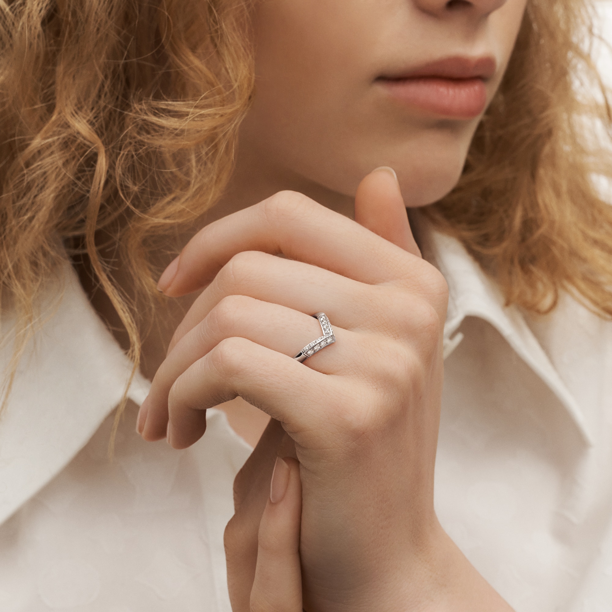  카테고리 웨딩밴드 LV 다이아몬드(LV Diamonds) 파베 V 반지, 플래티넘 | 루이비통 공식 온라인 스토어® (크게 보기)