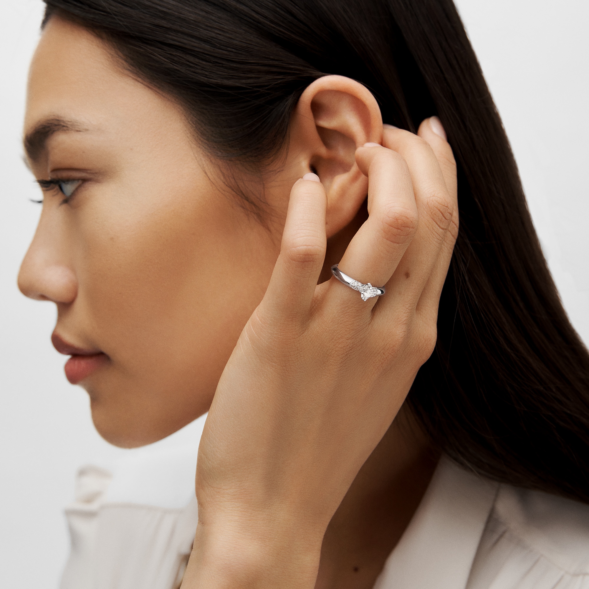  컬렉션 LV 다이아몬드 LV 다이아몬드 (LV Diamonds) 솔리테르, LV 모노그램 스타 (LV Monogram Star) 컷 | 루이비통 공식 온라인 스토어® (크게 보기)